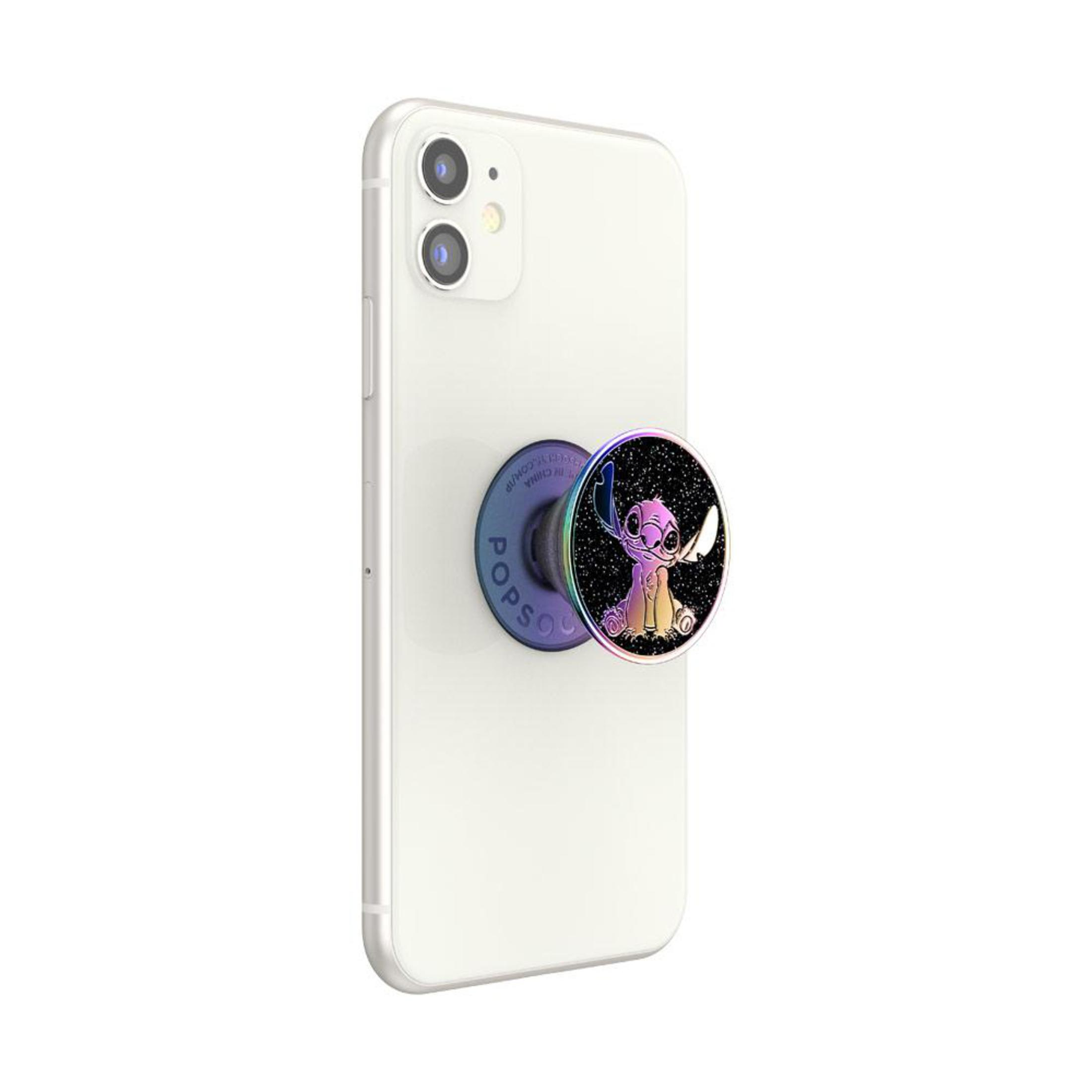 Un telefono bianco con un pop socket di Stitch. Il pop socket mostra Stitch su uno sfondo stellato.
