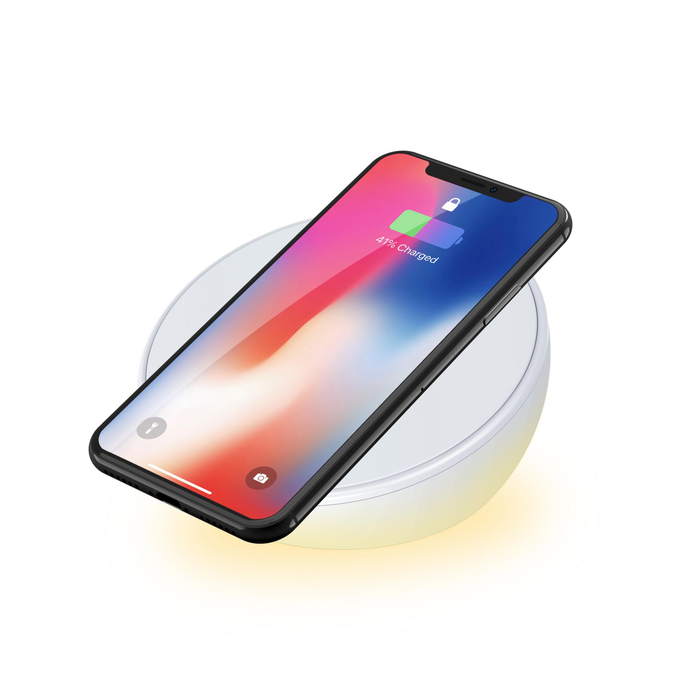 Telefon, das auf einem weißen kabellosen Ladegerät geladen wird. Der Bildschirm zeigt 41 % geladen an. Weißer Hintergrund.