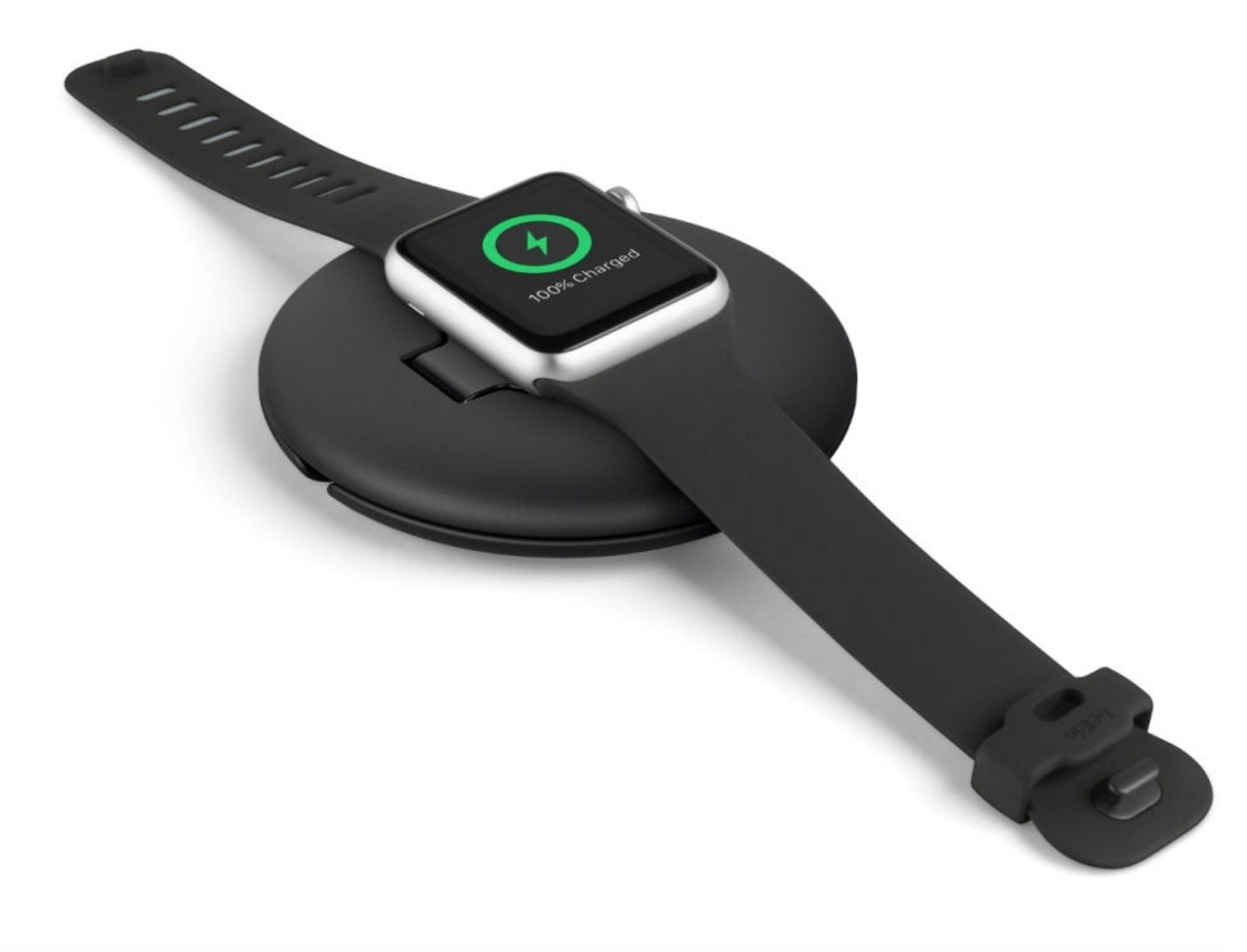 Eine Apple Watch auf einer schwarzen Ladestation, die ein Ladesymbol zeigt.