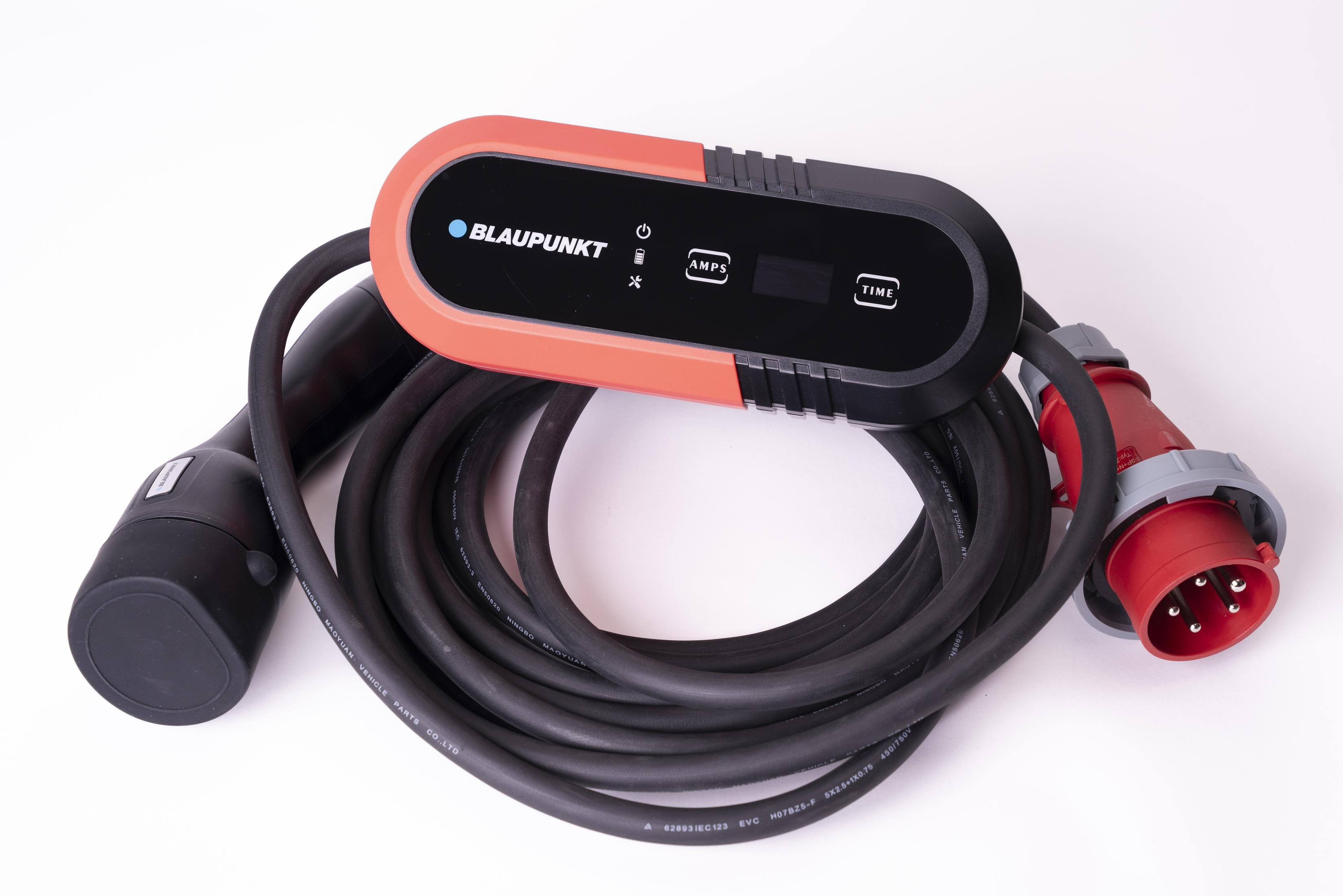 Ein EV-Ladegerät mit einer schwarz-orangenen Steuerbox. Es hat an jedem Ende einen Stecker und ein schwarzes Kabel.