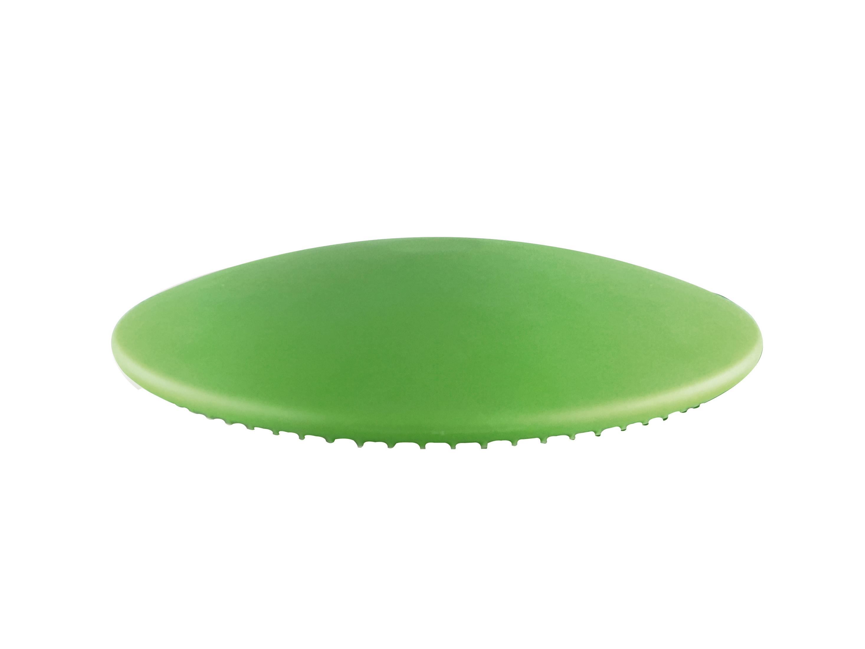 Frisbee verde con bordo testurizzato. Visto dall'alto su sfondo bianco.