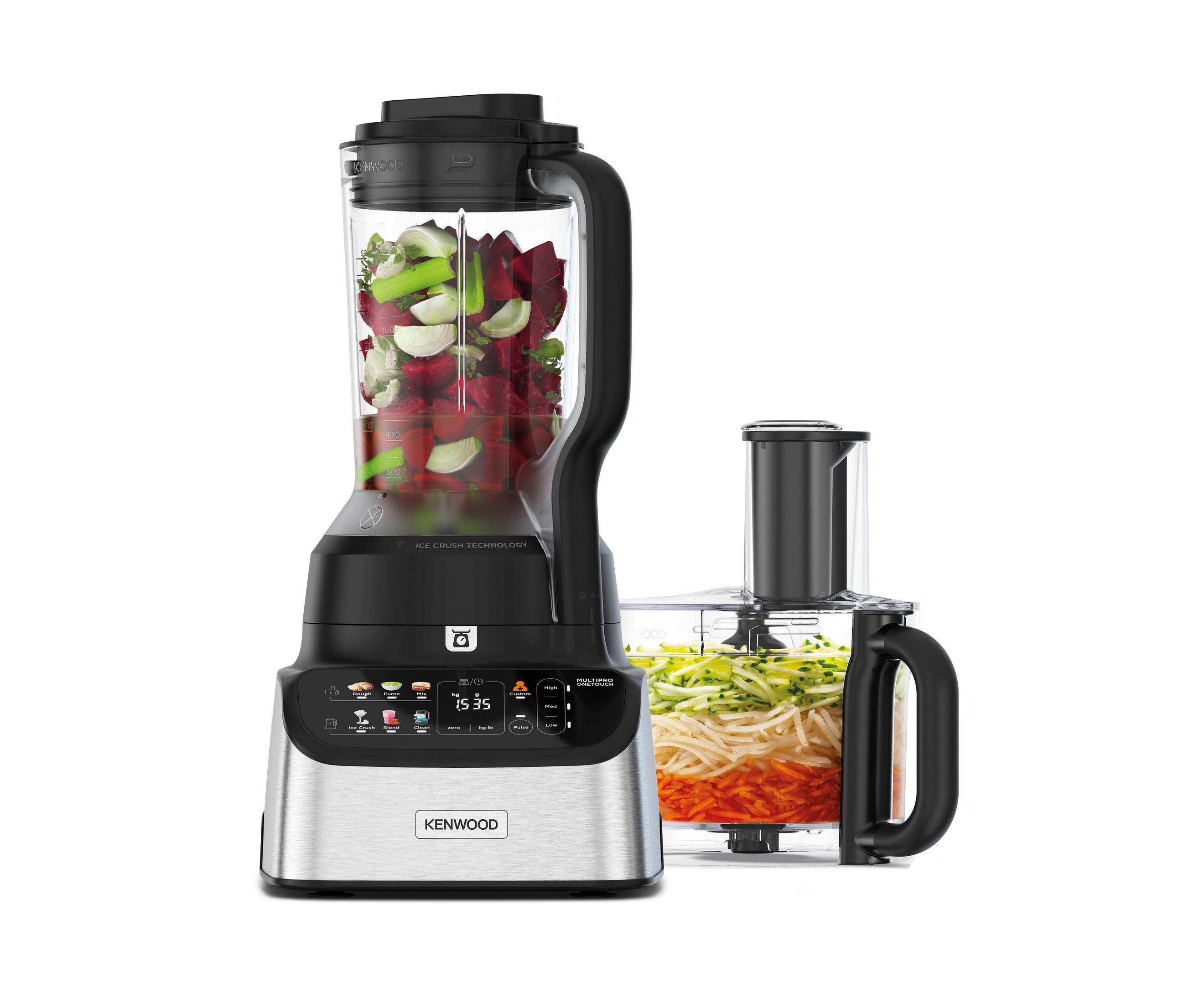 Een Kenwood blender met een foodprocessor-opzetstuk. Er zitten groenten in.
