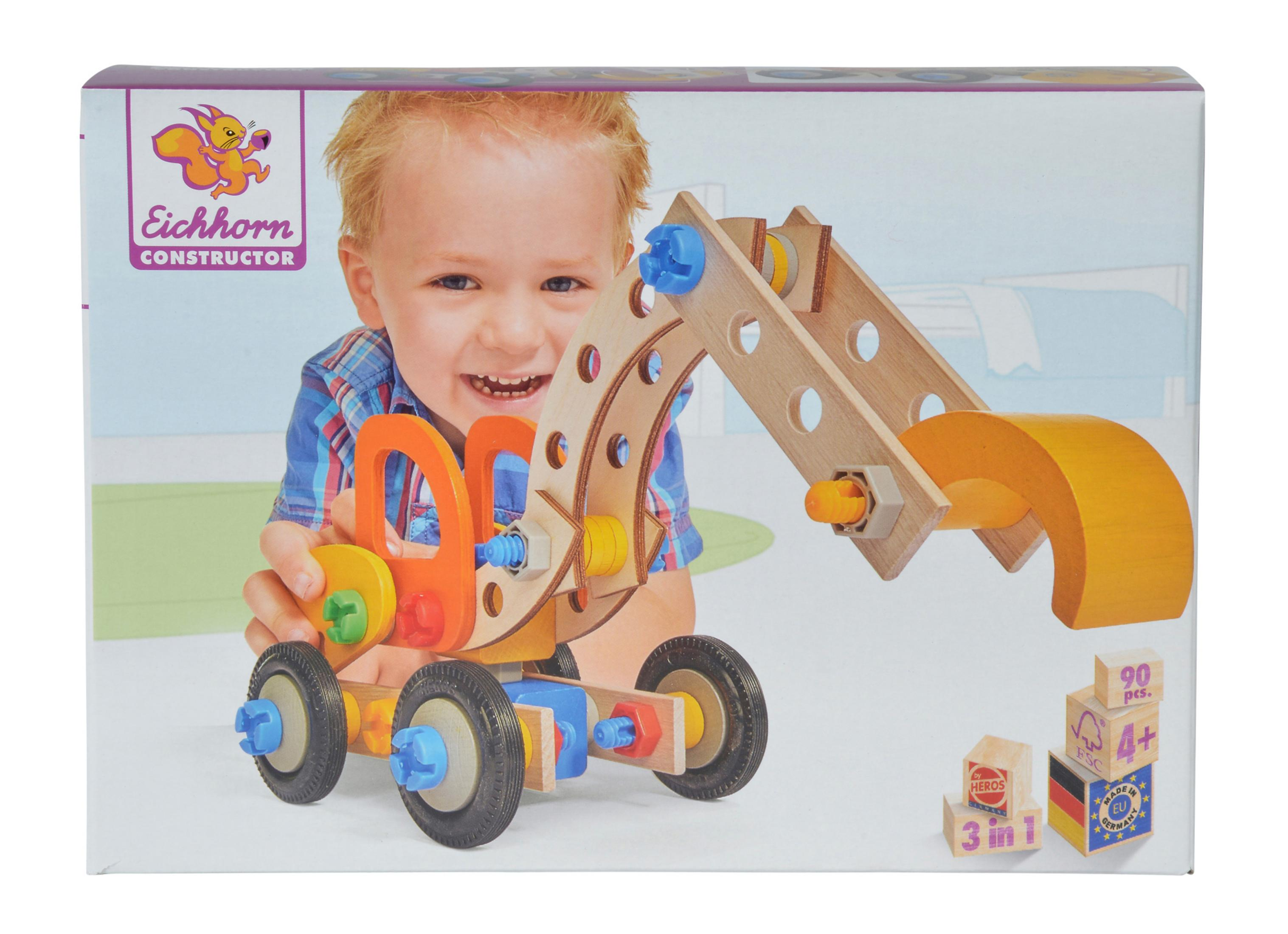 Dziecko z drewnianą koparką na pudełku. Pudełko ma szczegóły zabawki.