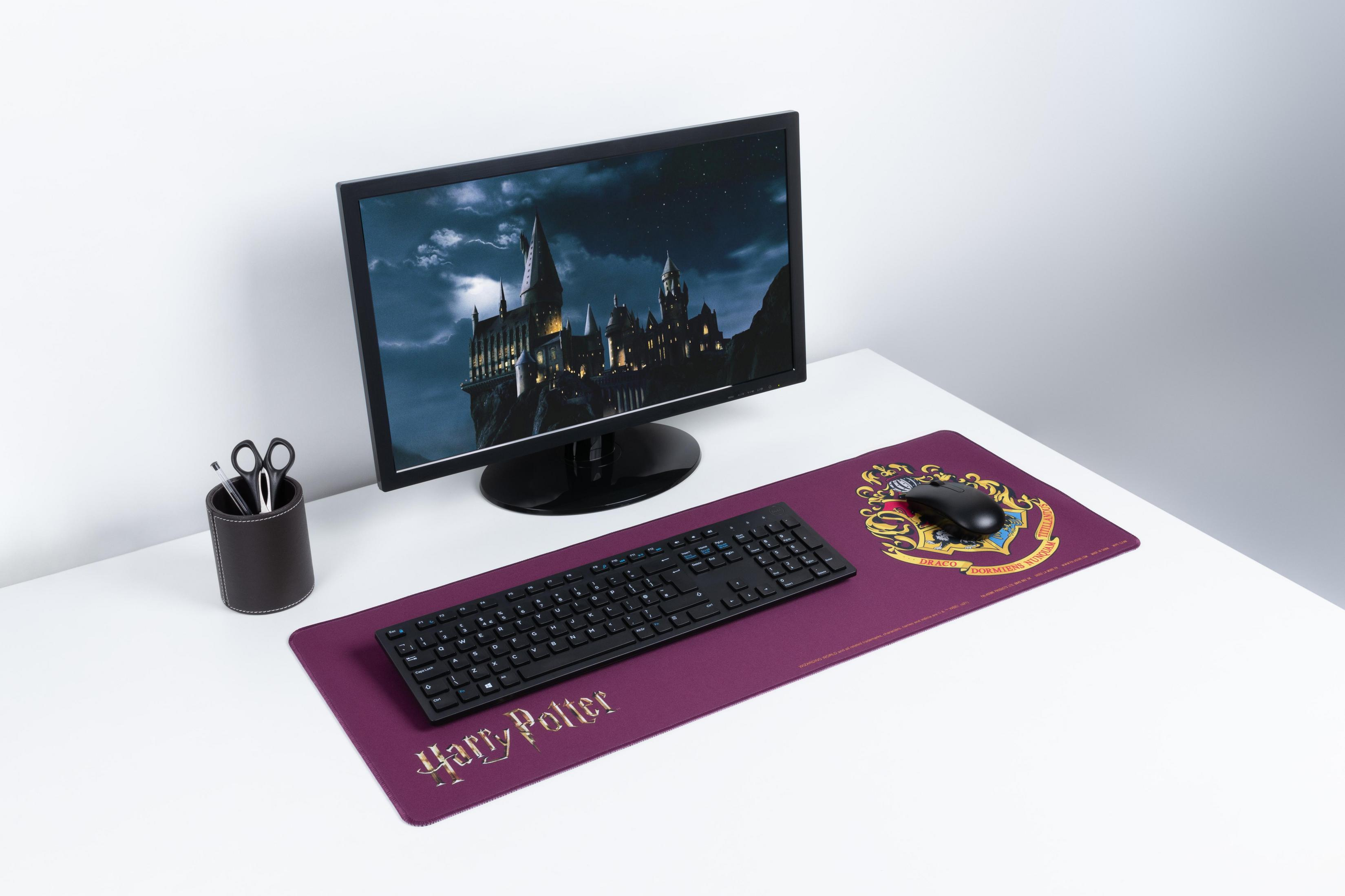Schreibtisch-Setup mit Computermonitor, Tastatur, Maus, Mauspad und Stifthalter.