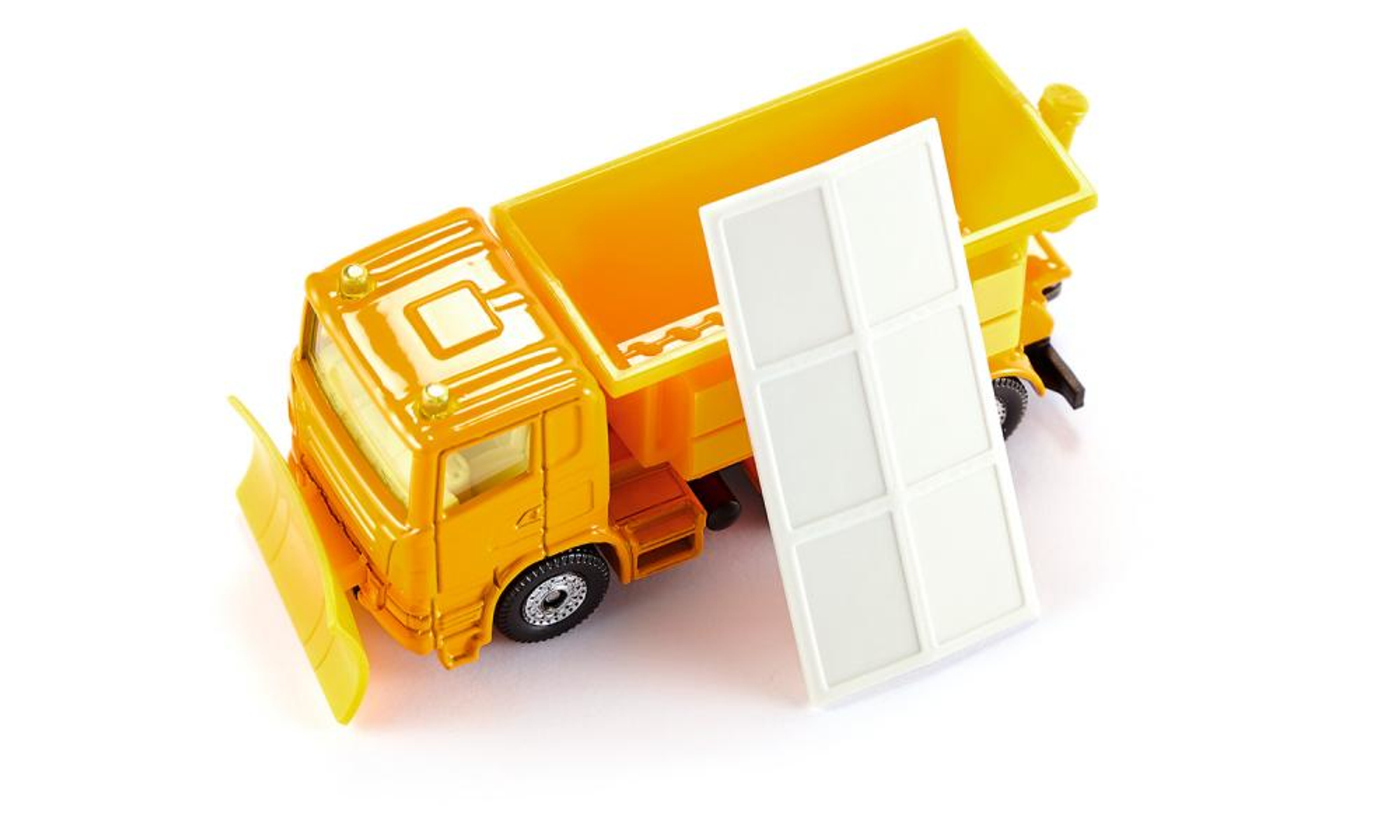 Gelber Spielzeug-Schneepflug-LKW mit weißem rechteckigem Panel auf weißem Hintergrund.