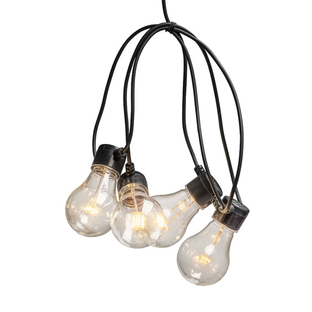 Kette aus vier glühenden Glühbirnen, die vor weißem Hintergrund hängen.