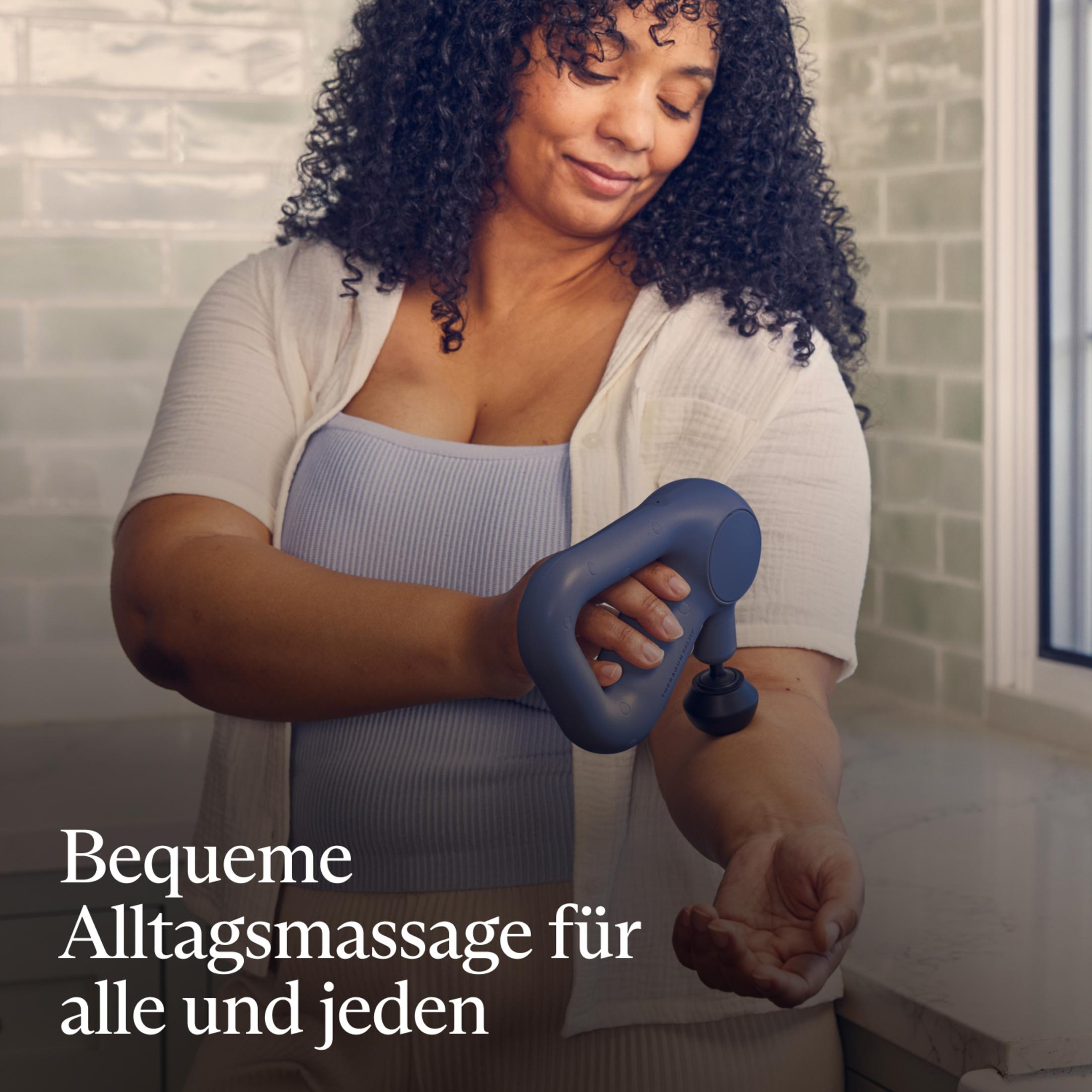 Mujer usando una pistola de masaje azul en su brazo. Texto: Masaje diario cómodo para todos.