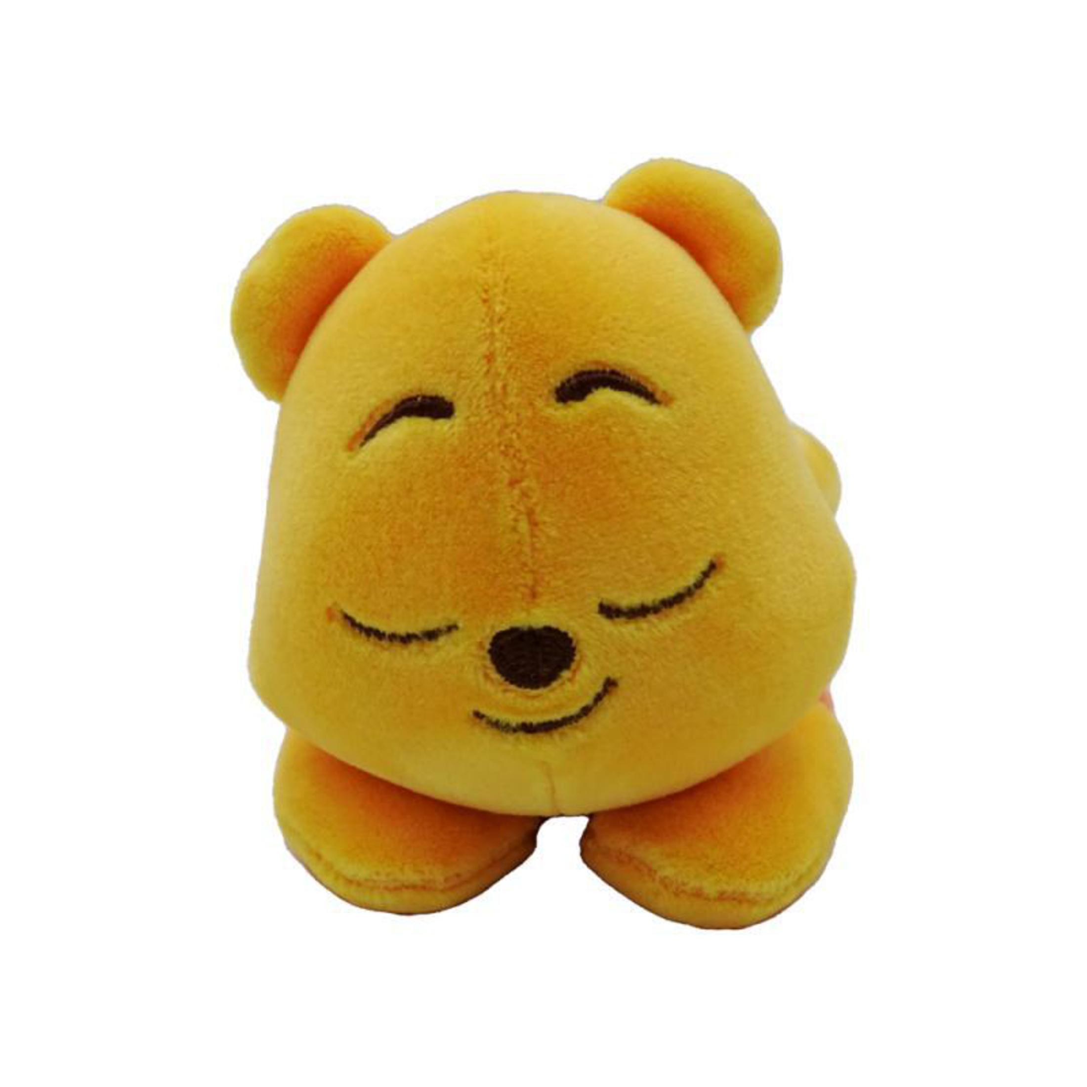 Gelbes Winnie Puuh Plüschtier mit geschlossenen Augen und kleinem Lächeln, weißer Hintergrund.