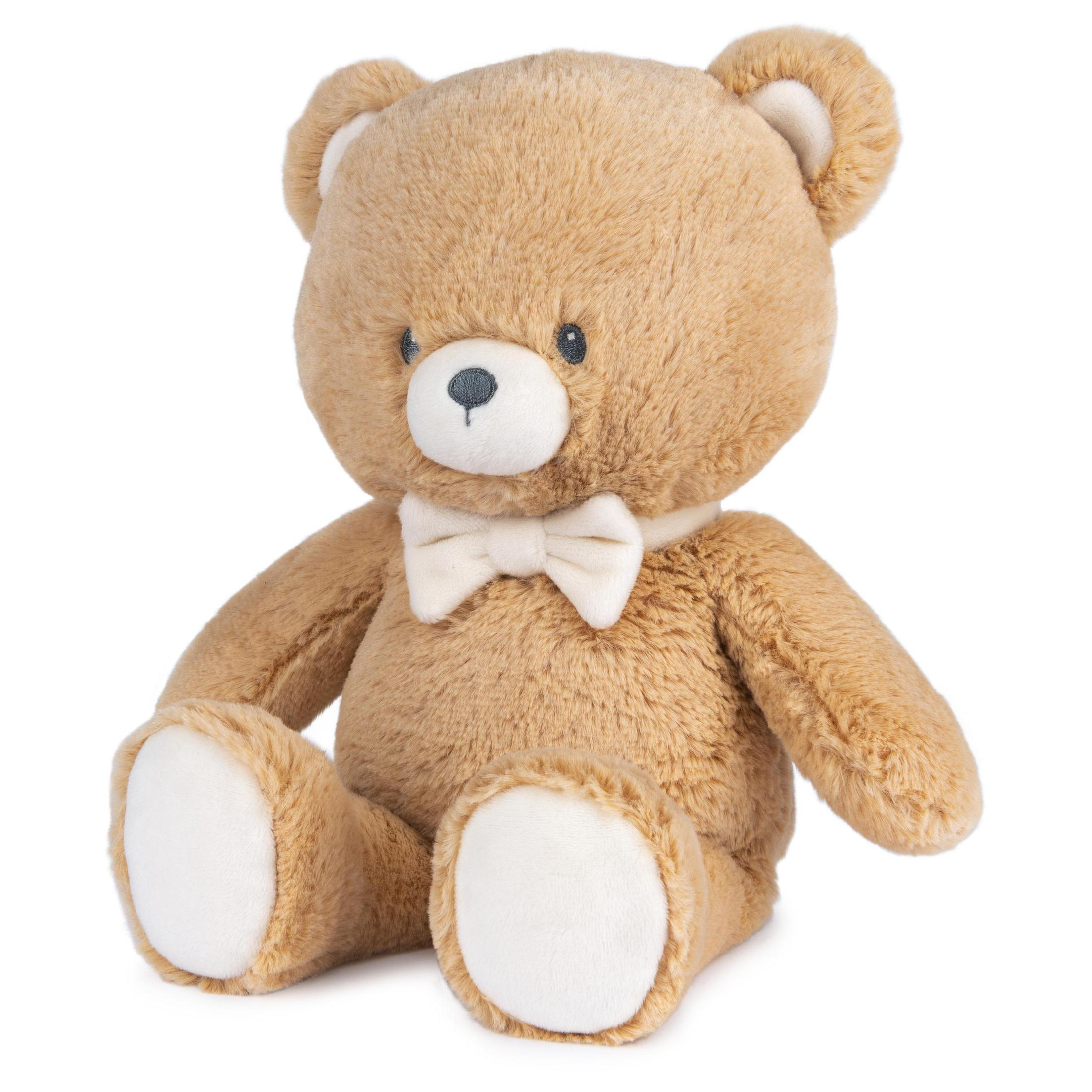Brauner Teddybär mit weißer Fliege, sitzend auf weißem Hintergrund.