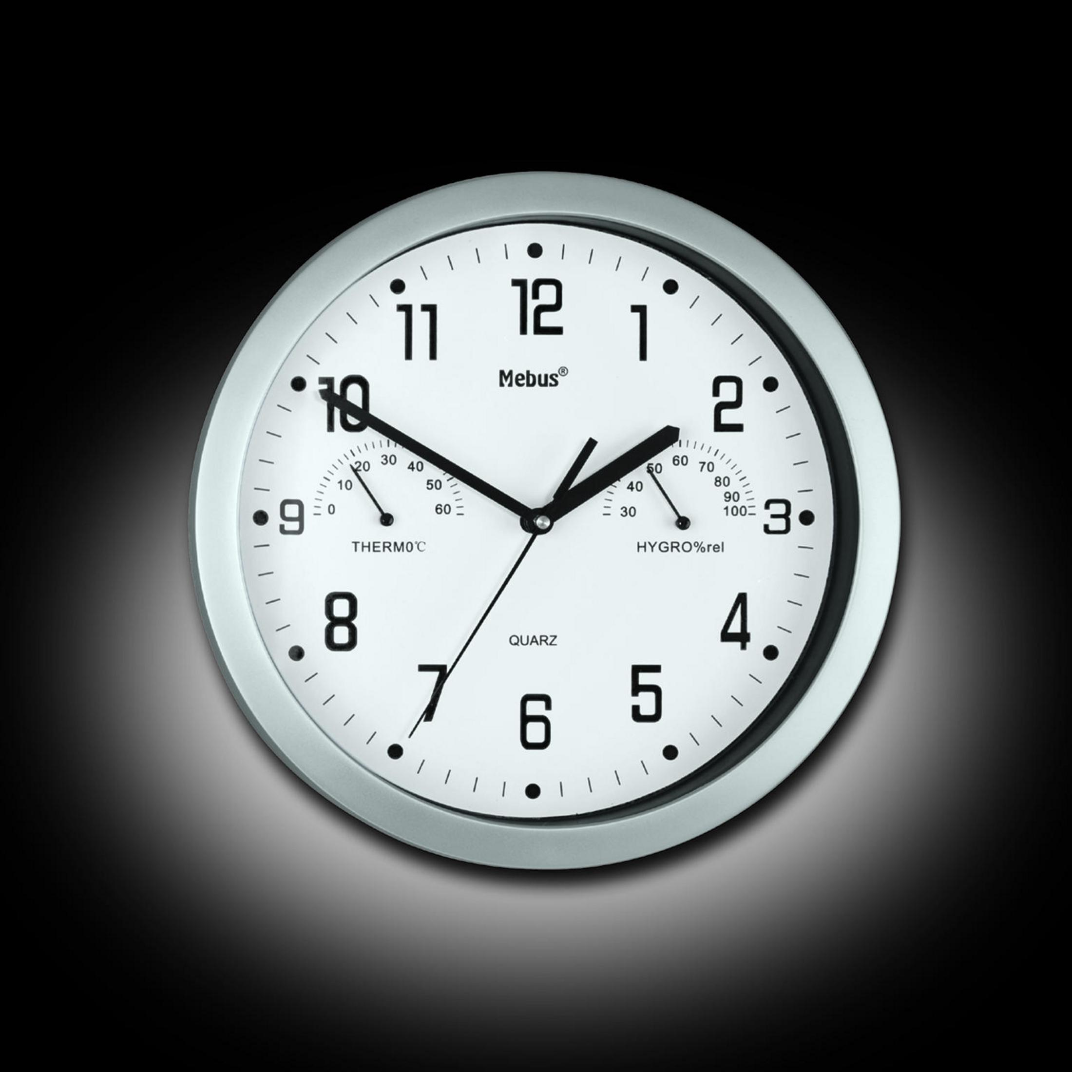 Eine silber gerahmte Wanduhr mit schwarzen Zeigern und Zahlen, Temperatur und Feuchtigkeit.