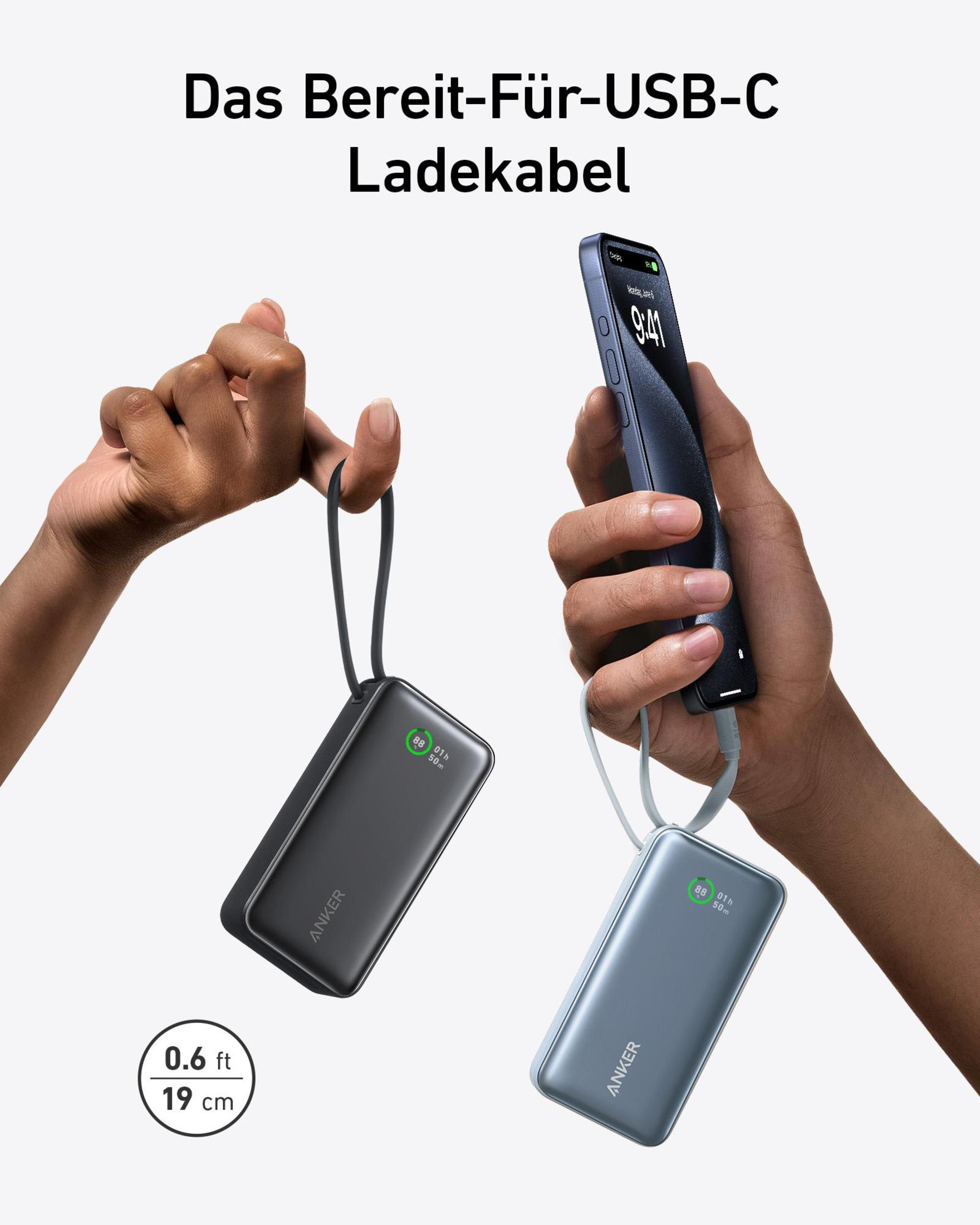 Deux batteries externes, une noire et une bleue, tenues par des mains, avec un téléphone en charge.