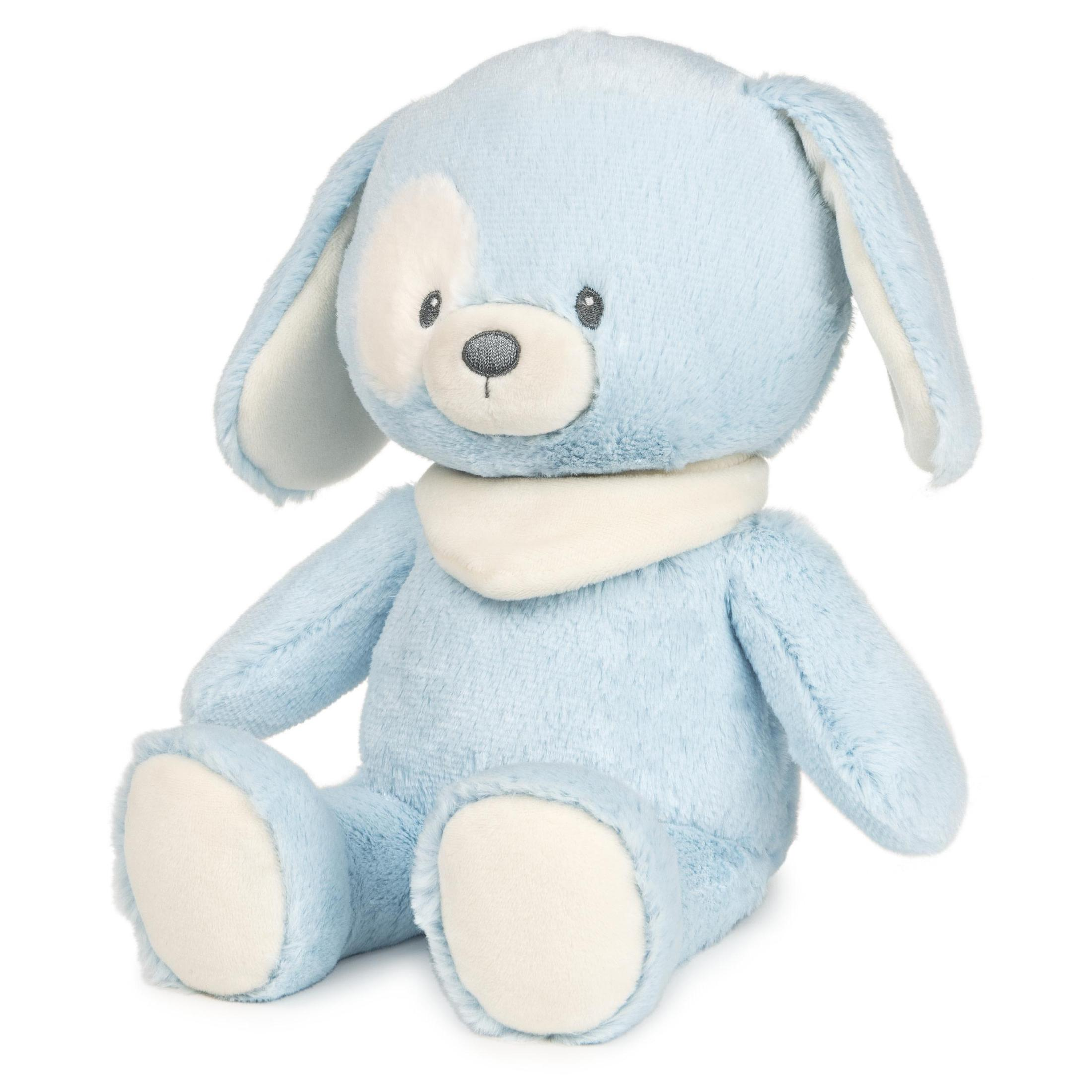 Ein blaues Stoffhundespielzeug mit einem weißen Fleck im Gesicht, auf weißem Hintergrund.