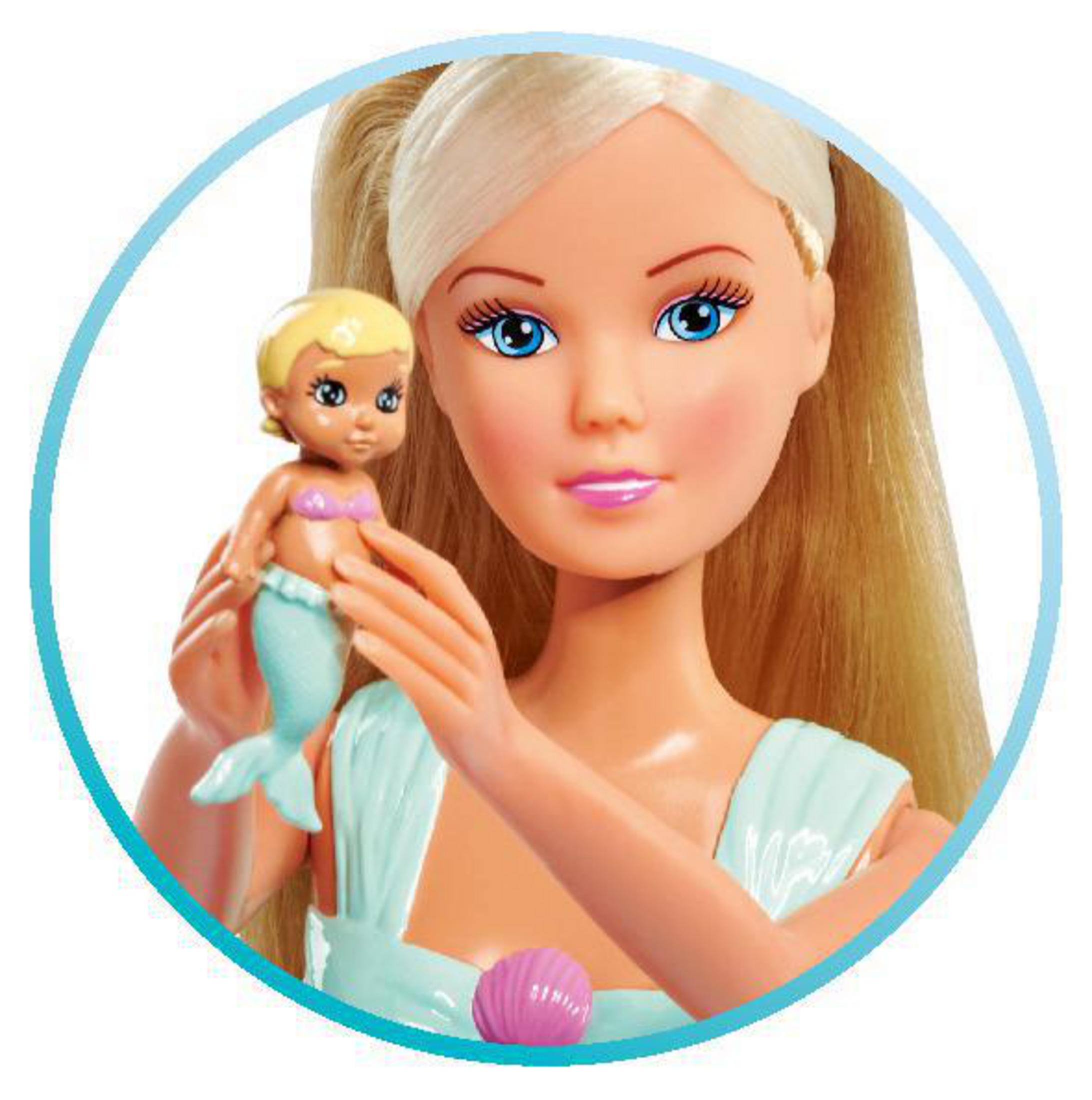 Eine Puppe einer blonden Meerjungfrau hält eine kleinere Meerjungfrauenpuppe.