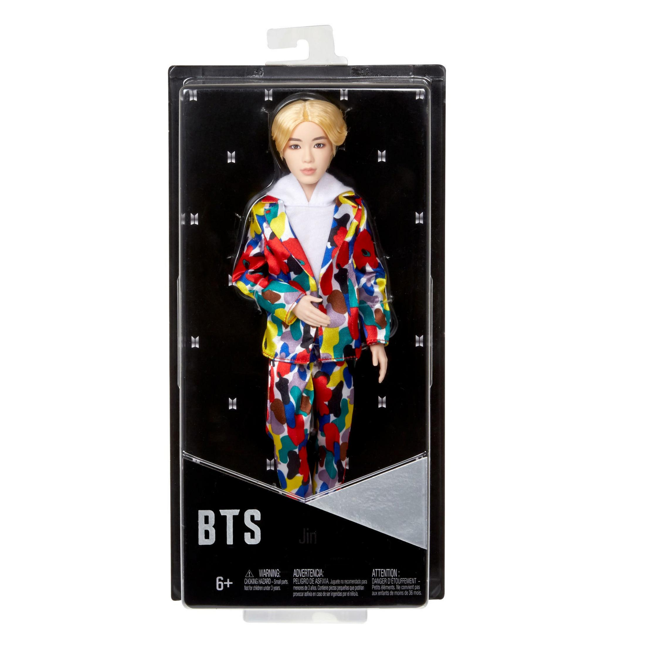 BTS Jin-Puppe in bunter Jacke, schwarze Verpackung mit BTS-Logo und Text unten.