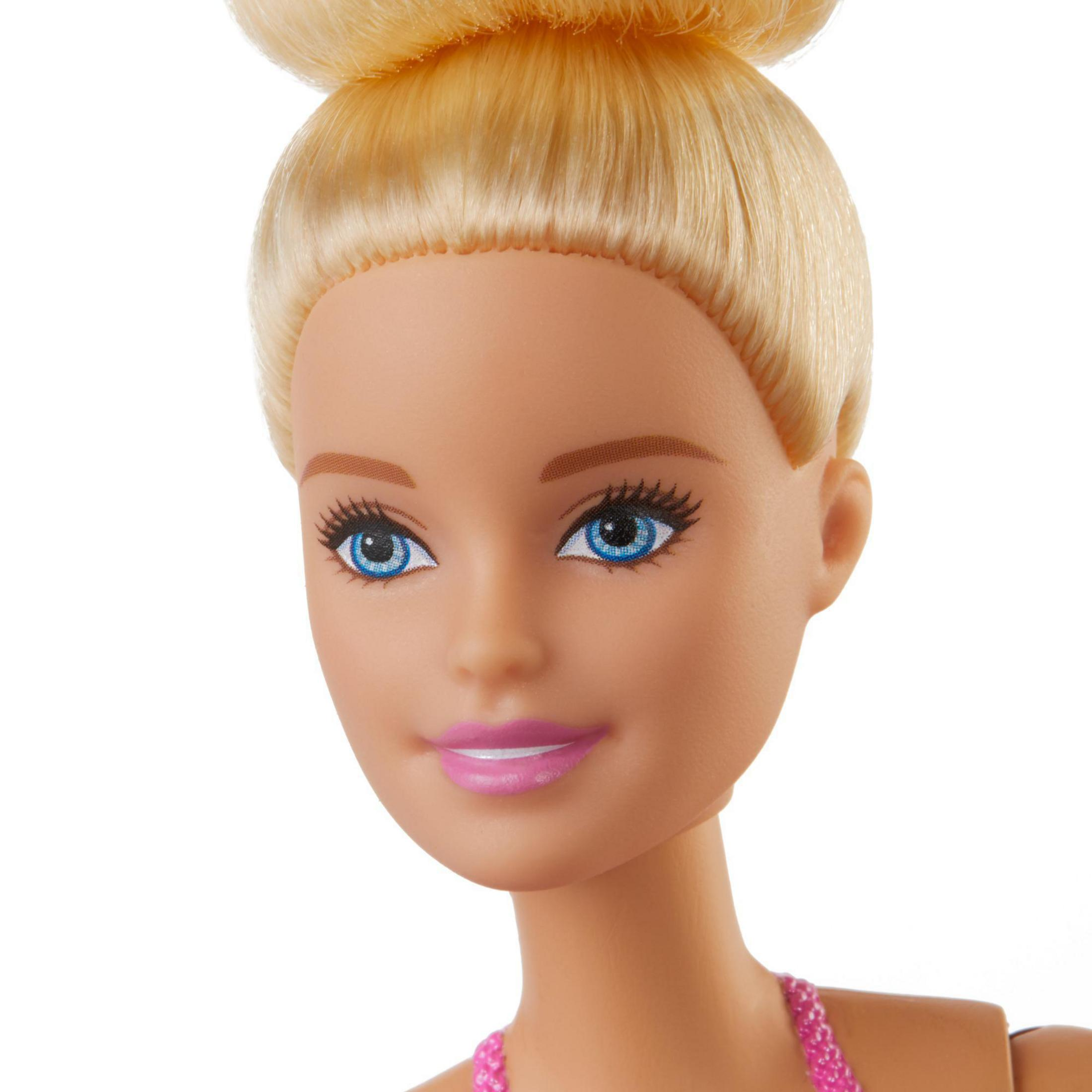 Zbliżenie twarzy lalki Barbie. Blond włosy, niebieskie oczy, różowa szminka.