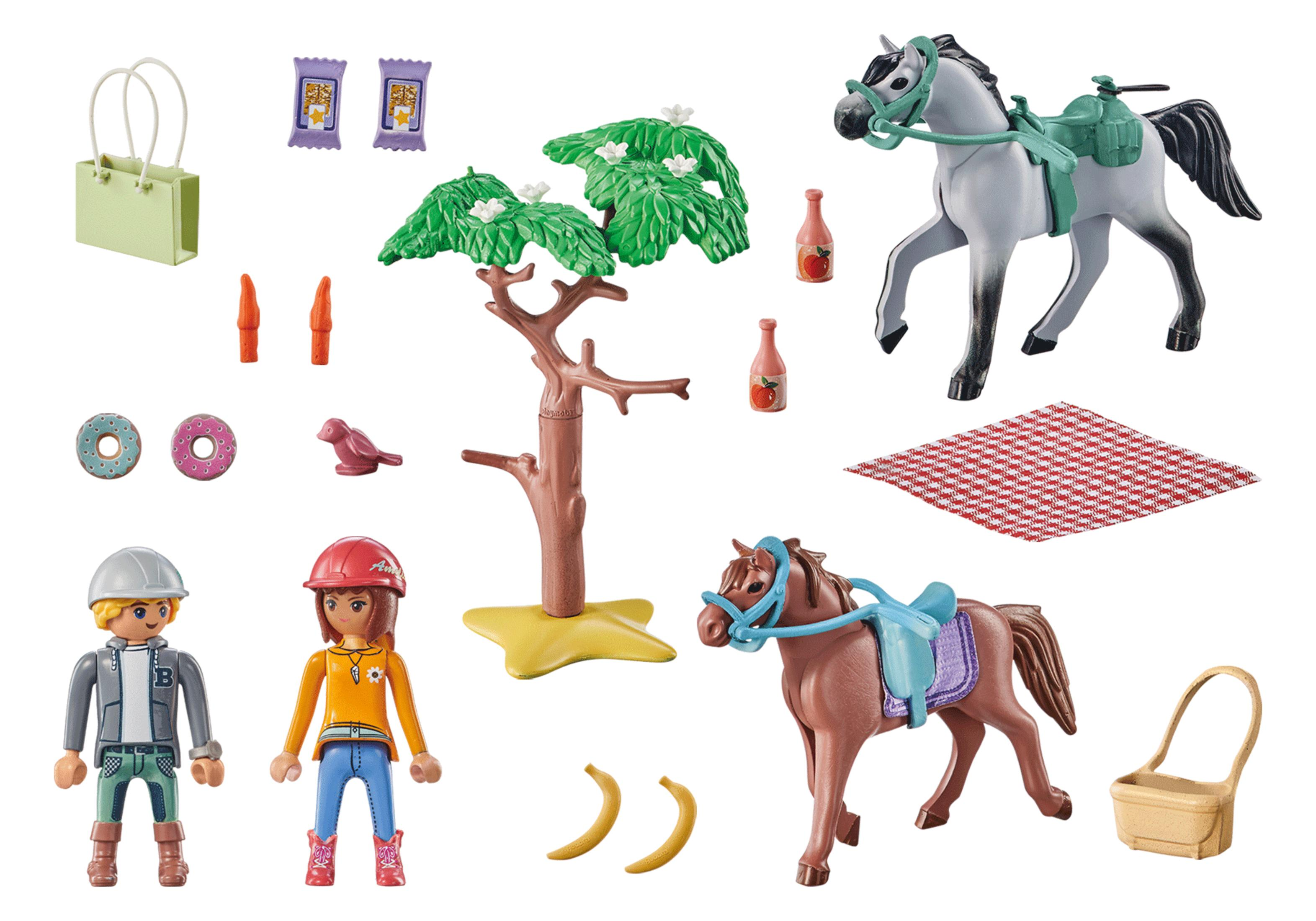 Set Playmobil. Caballos, personas, árbol, comida y artículos de picnic sobre fondo blanco.