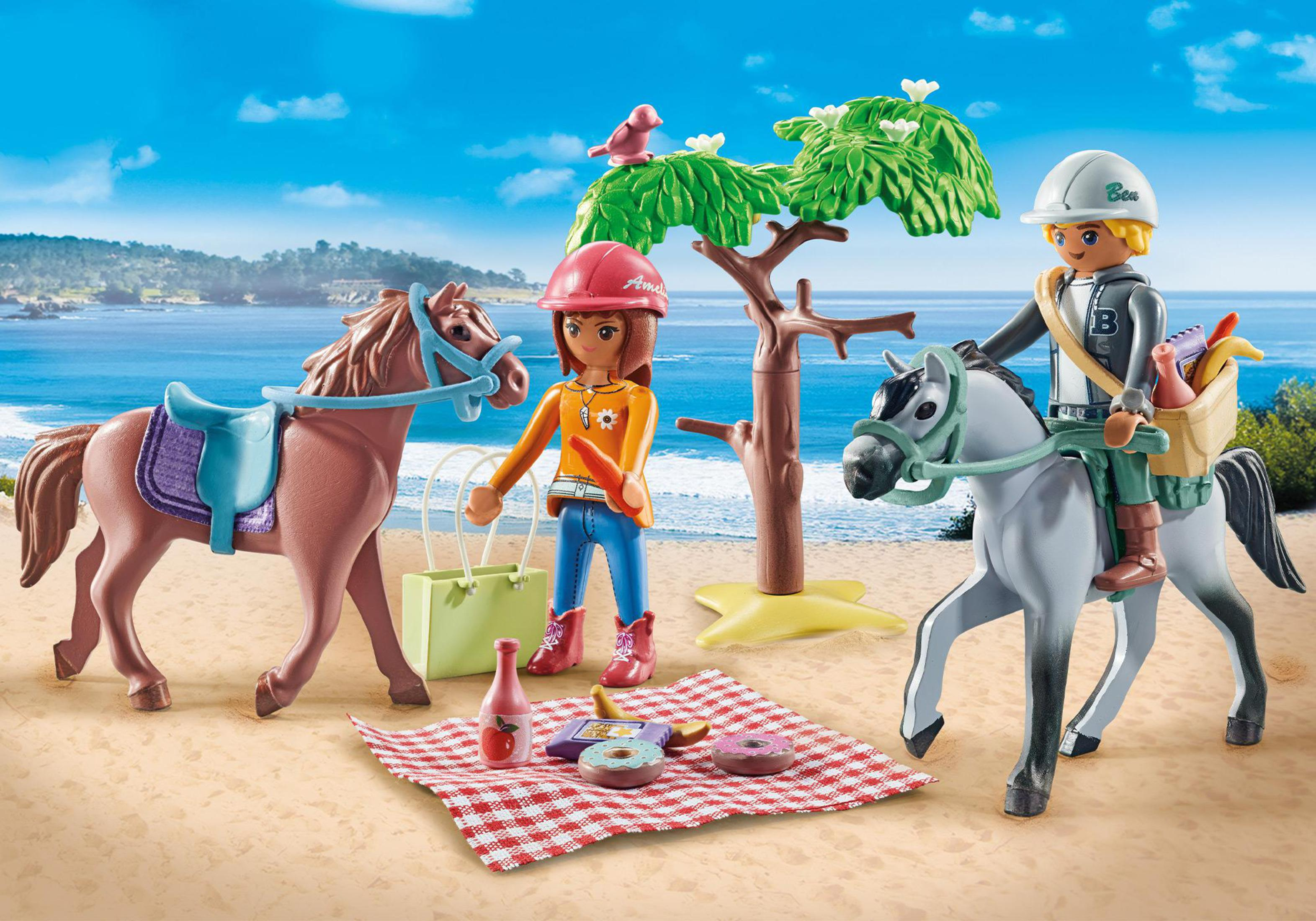 Escena de juguete infantil con caballos, jinetes y picnic en la playa.