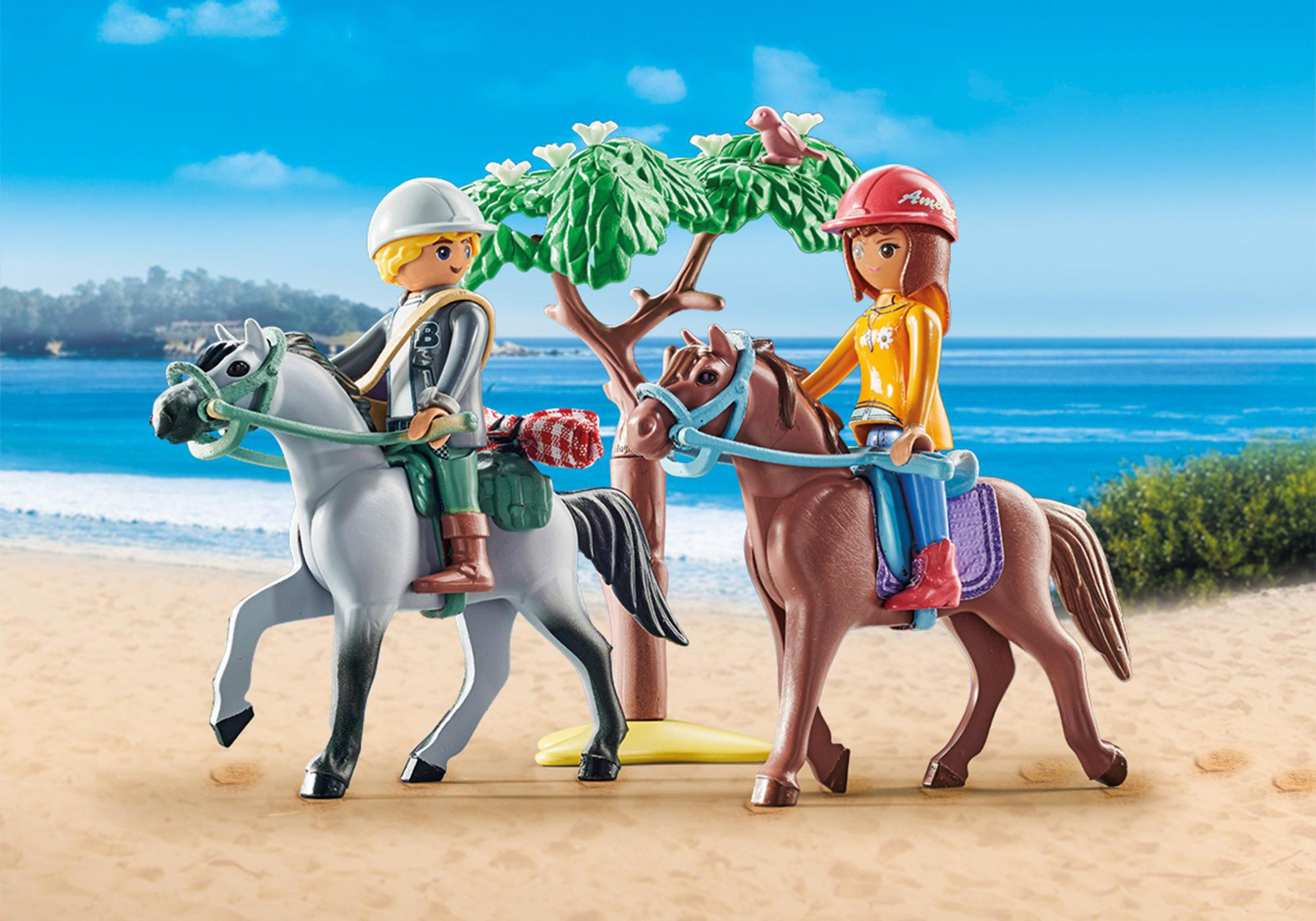 Dos figuras de Playmobil a caballo en una playa. Palmera y pájaro en el fondo.