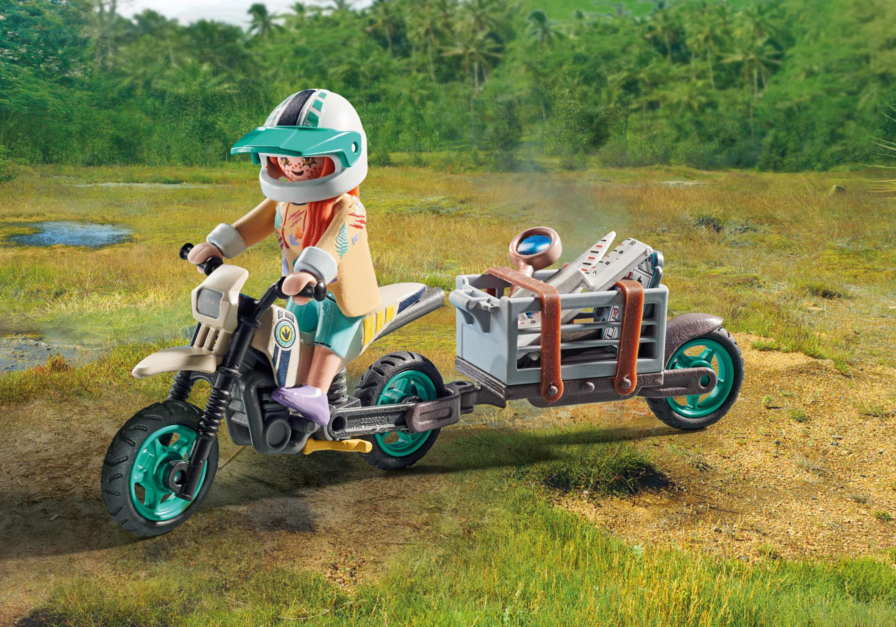Playmobil-Spielzeug mit einer Person, die ein Motorrad fährt und einen Anhänger zieht.