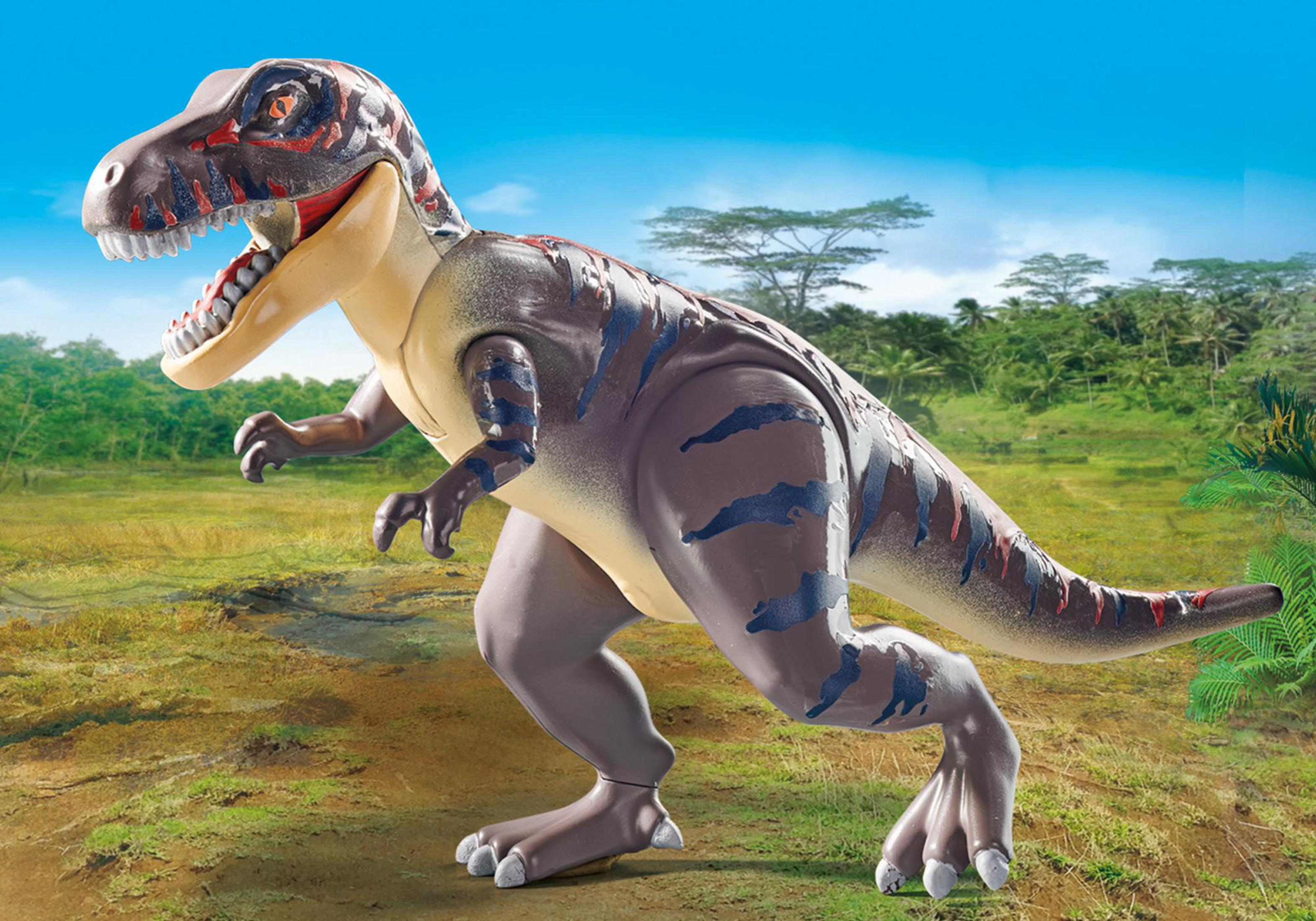 Spielzeug-Dinosaurier. Braun und grau. Offener Mund. Grünes Gras und blauer Himmel.