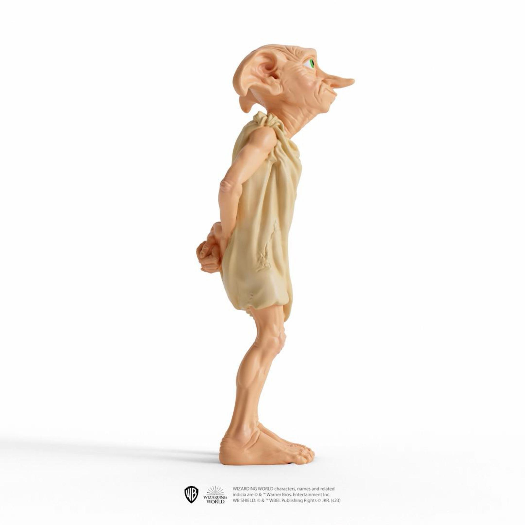 Dobby-Elf-Figur, die auf weißem Hintergrund steht, Seitenansicht.