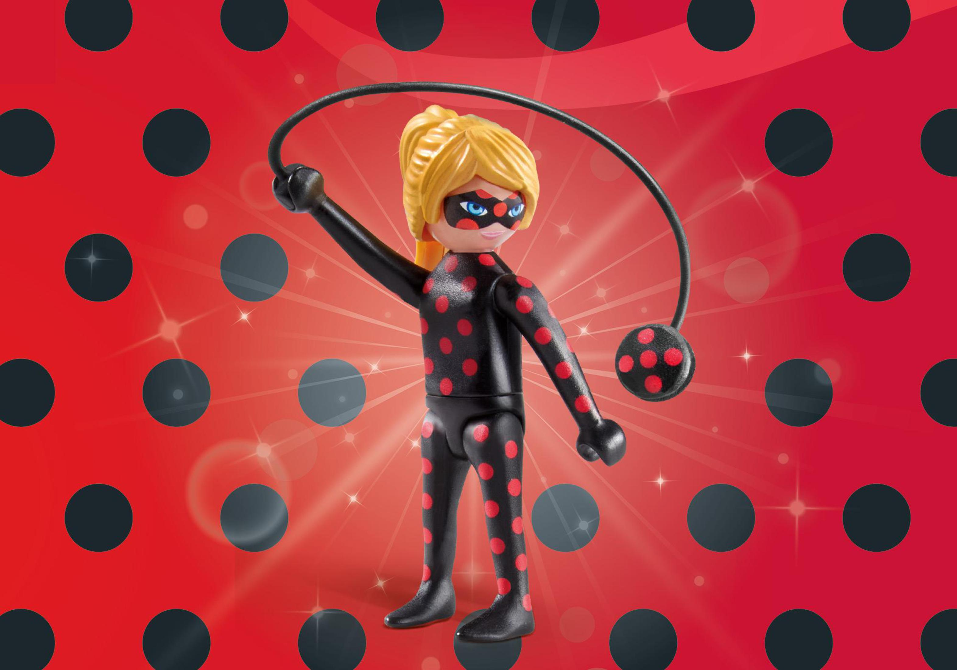 Playmobil Figur als Ladybug verkleidet. Roter und schwarzer Anzug, schwarzes Haar und ein Jo-Jo.