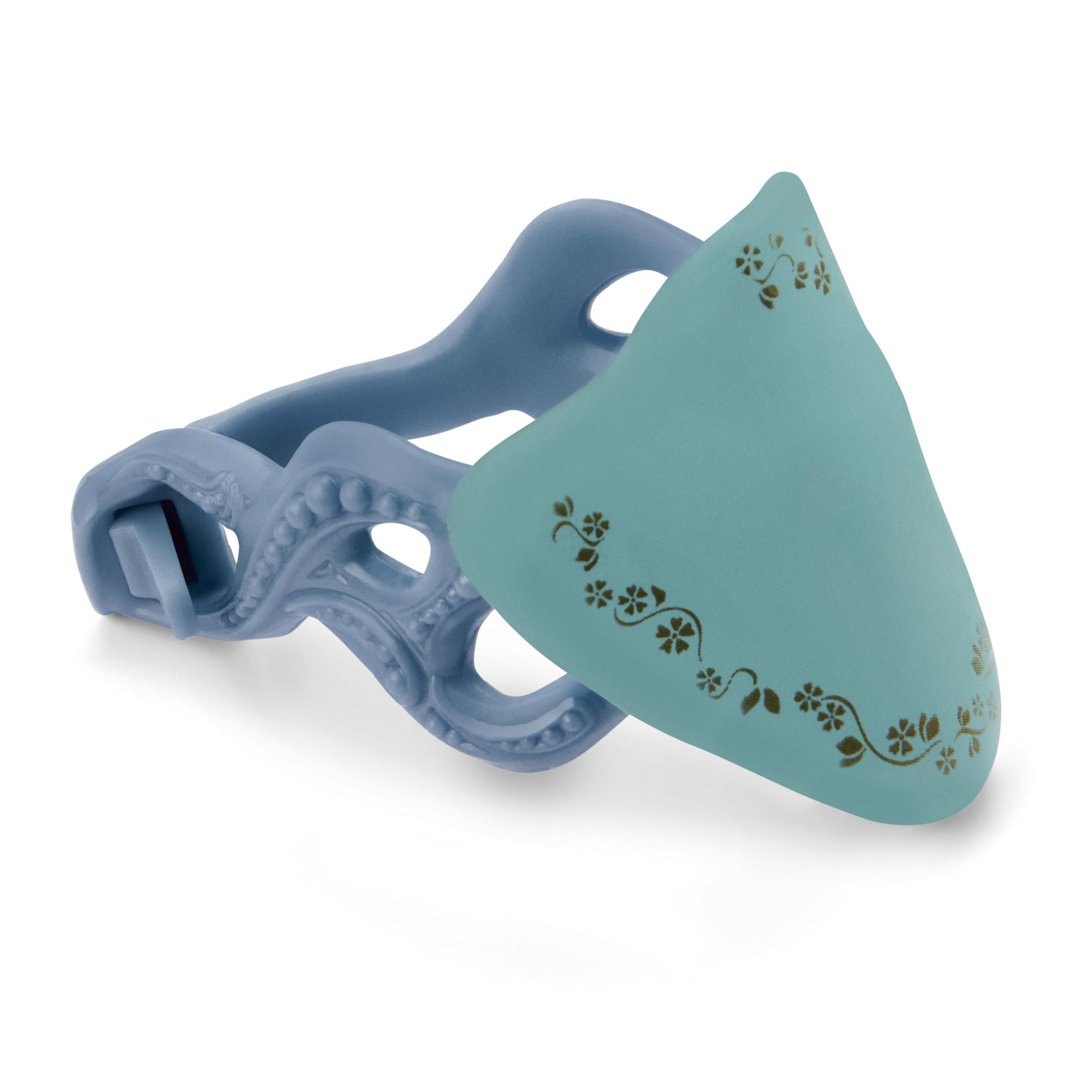 Blaues und grünes Spielzeug. Blumendesign. Weißer Hintergrund.