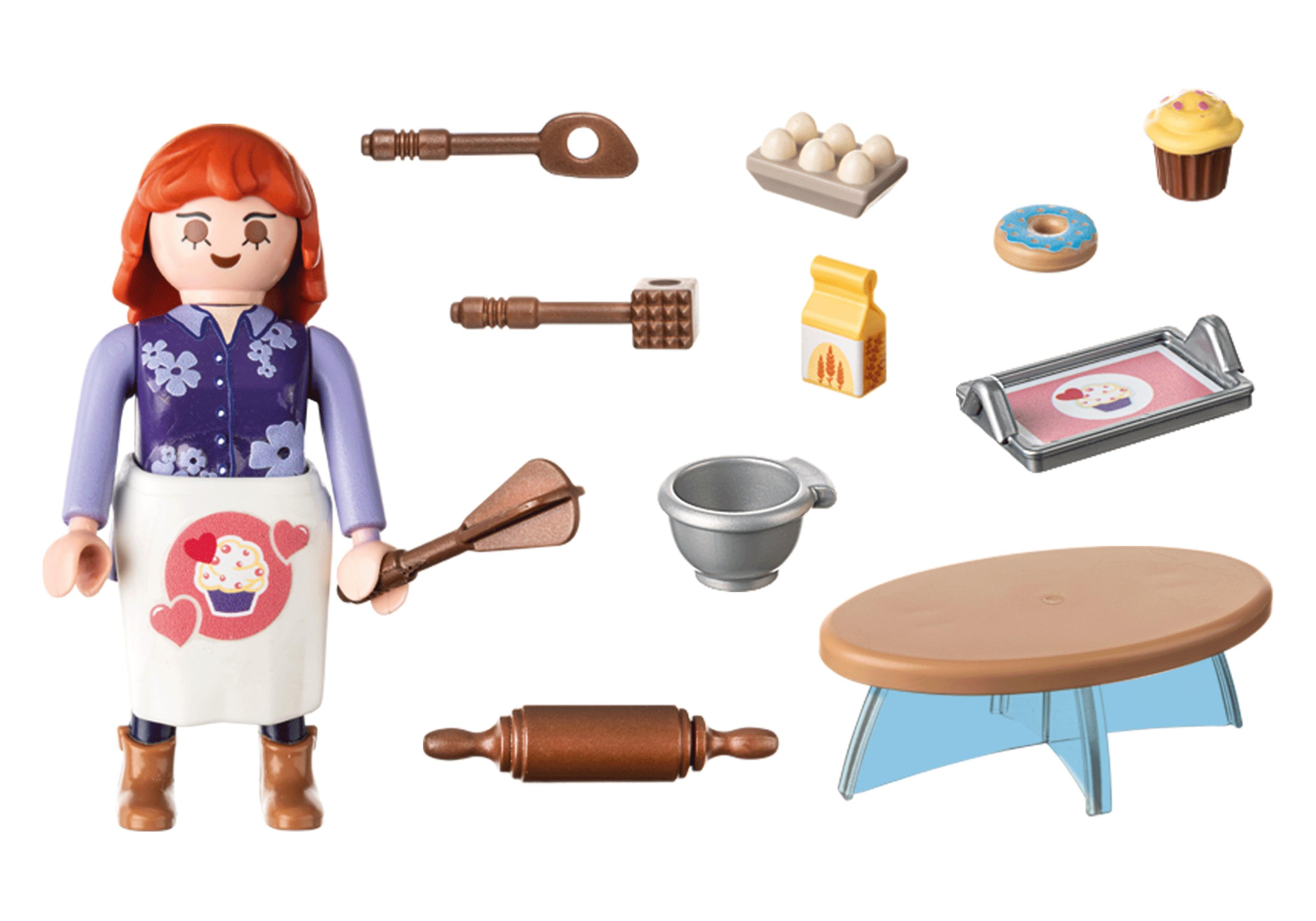 Eine Playmobil-Bäckerfigur mit Backwerkzeugen und Zubehör auf weißem Hintergrund.
