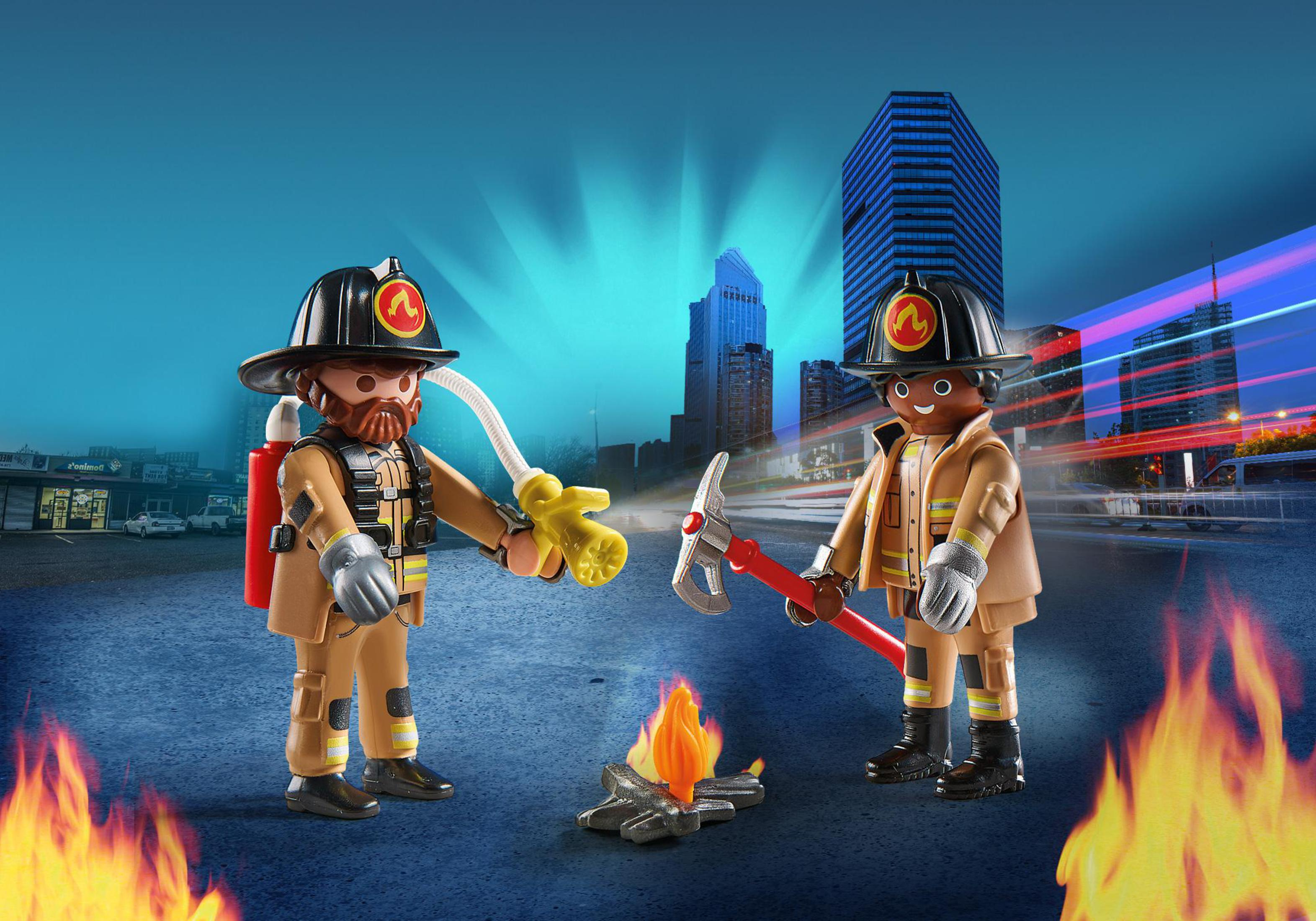 Pompieri Playmobil in una scena di incendio con fuoco e sfondo cittadino.