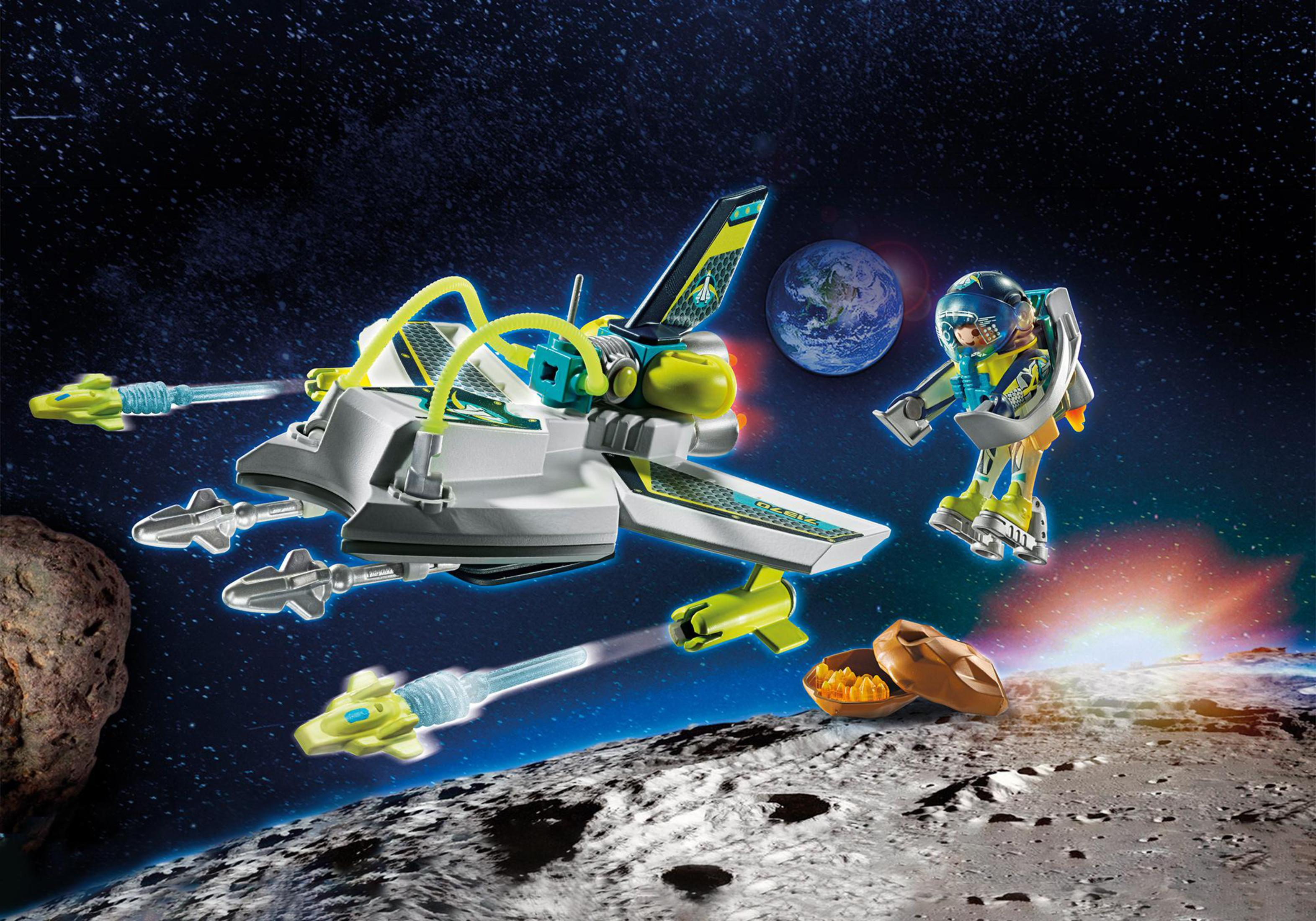 Una escena espacial de Playmobil con una nave espacial, un astronauta y un planeta, contra un fondo espacial.