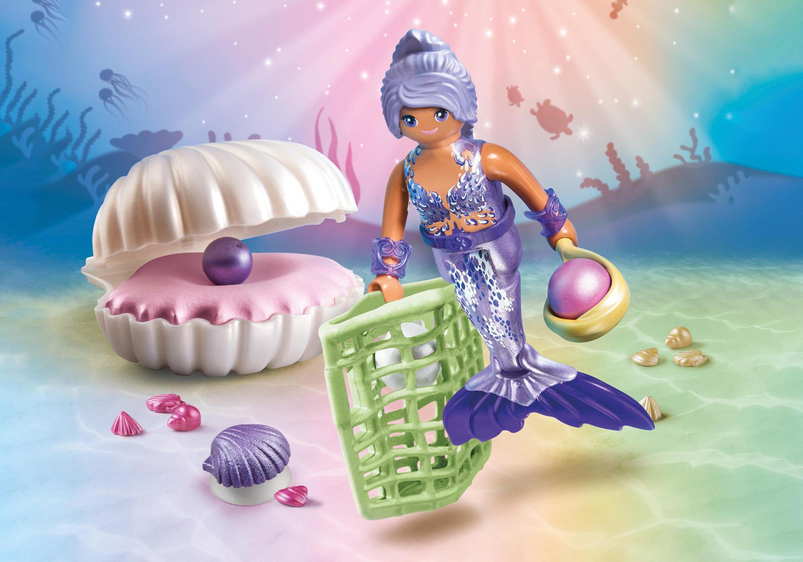 Eine Meerjungfrau-Spielzeugfigur mit Muschel, Perlen und einem Netz in einer Unterwasserszene.