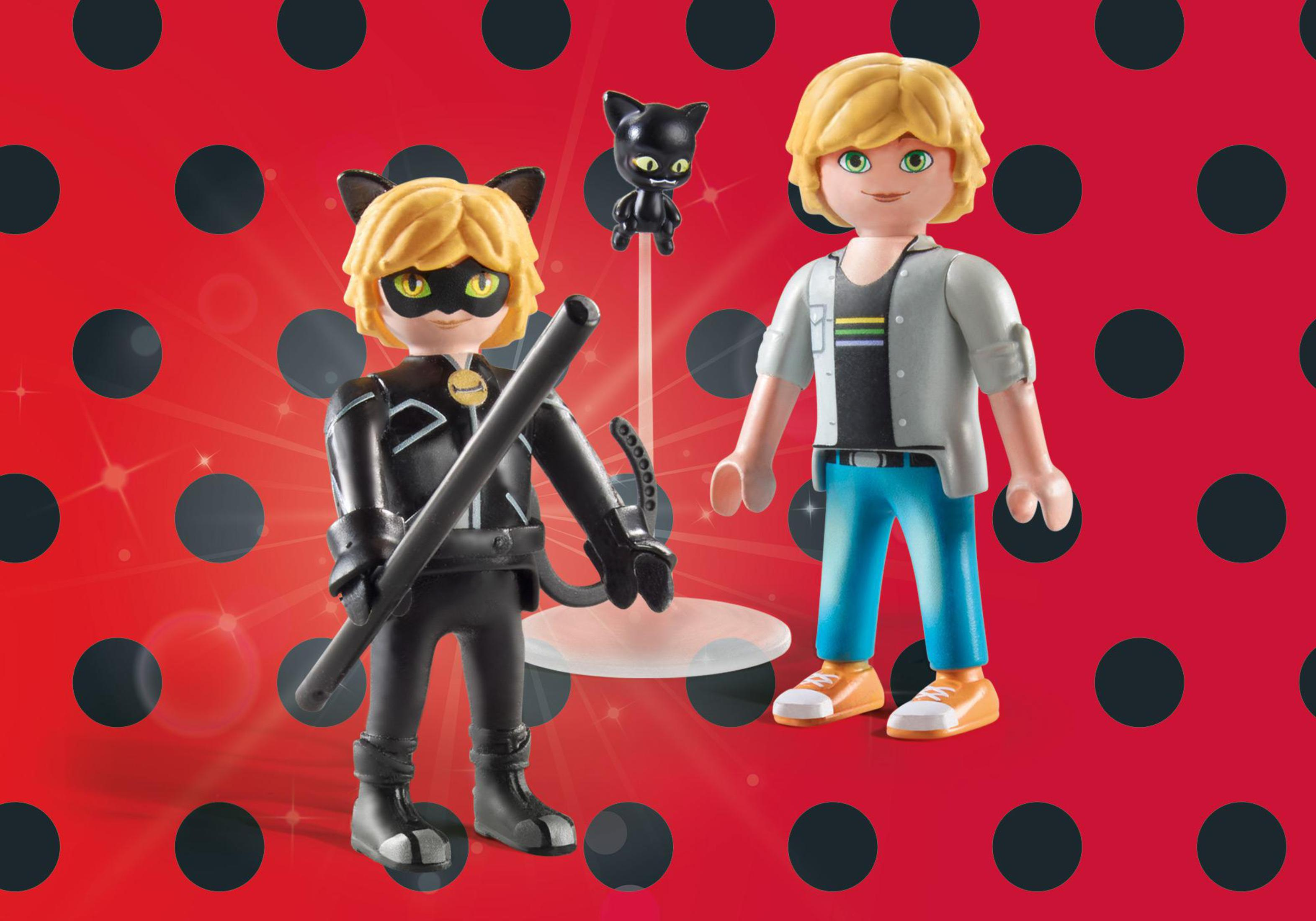 Zwei Playmobil-Figuren. Einer ist Cat Noir, der andere ist Adrien. Der Hintergrund ist rot.