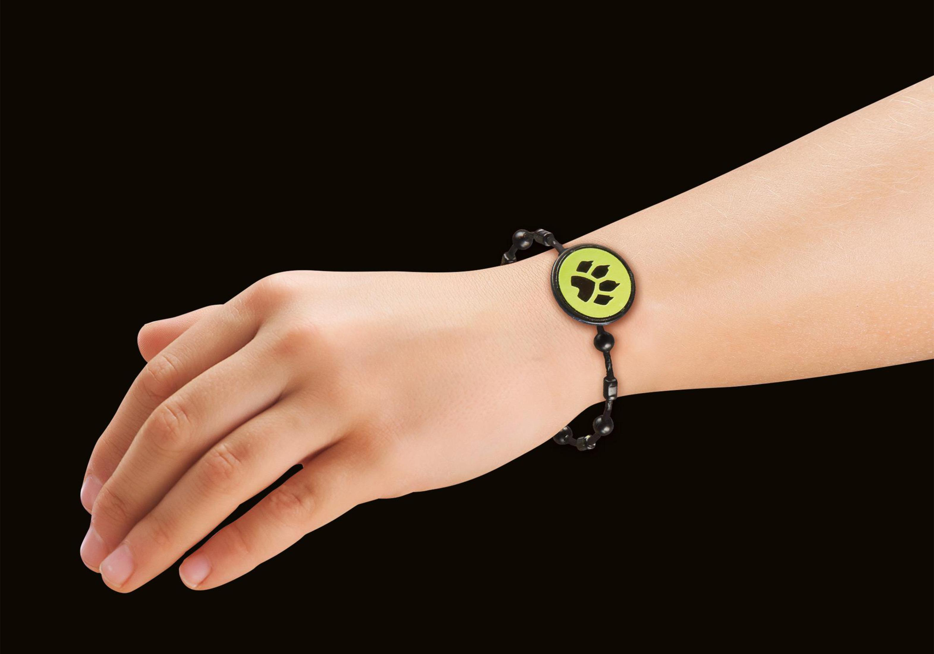 Die Hand einer Person, die ein schwarzes Armband mit einem grünen Pfotenabdruck-Anhänger trägt.