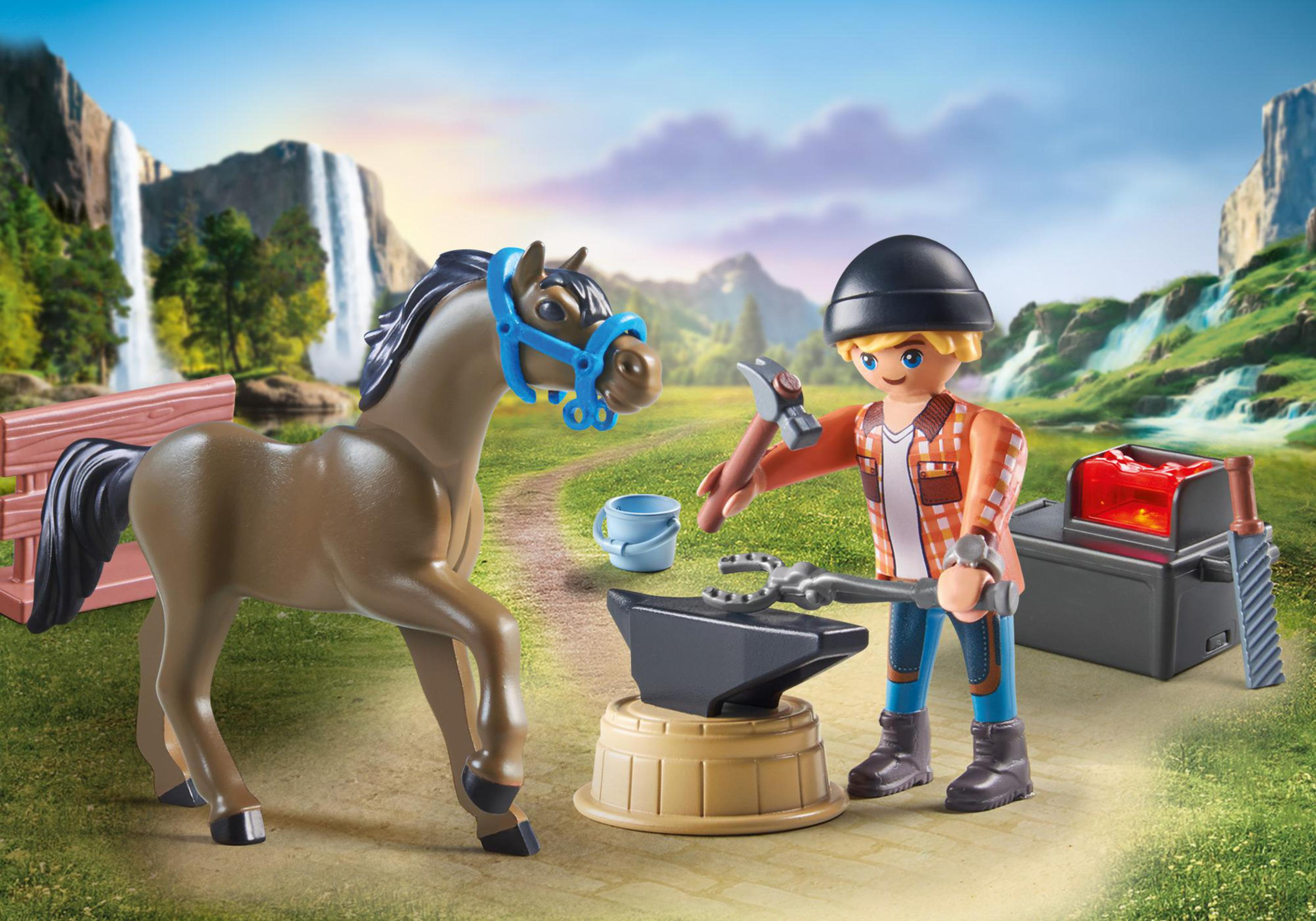 Ein Playmobil-Set mit einem Mann, einem Pferd und Zubehör wie einer Schmiede und einem Zaun.