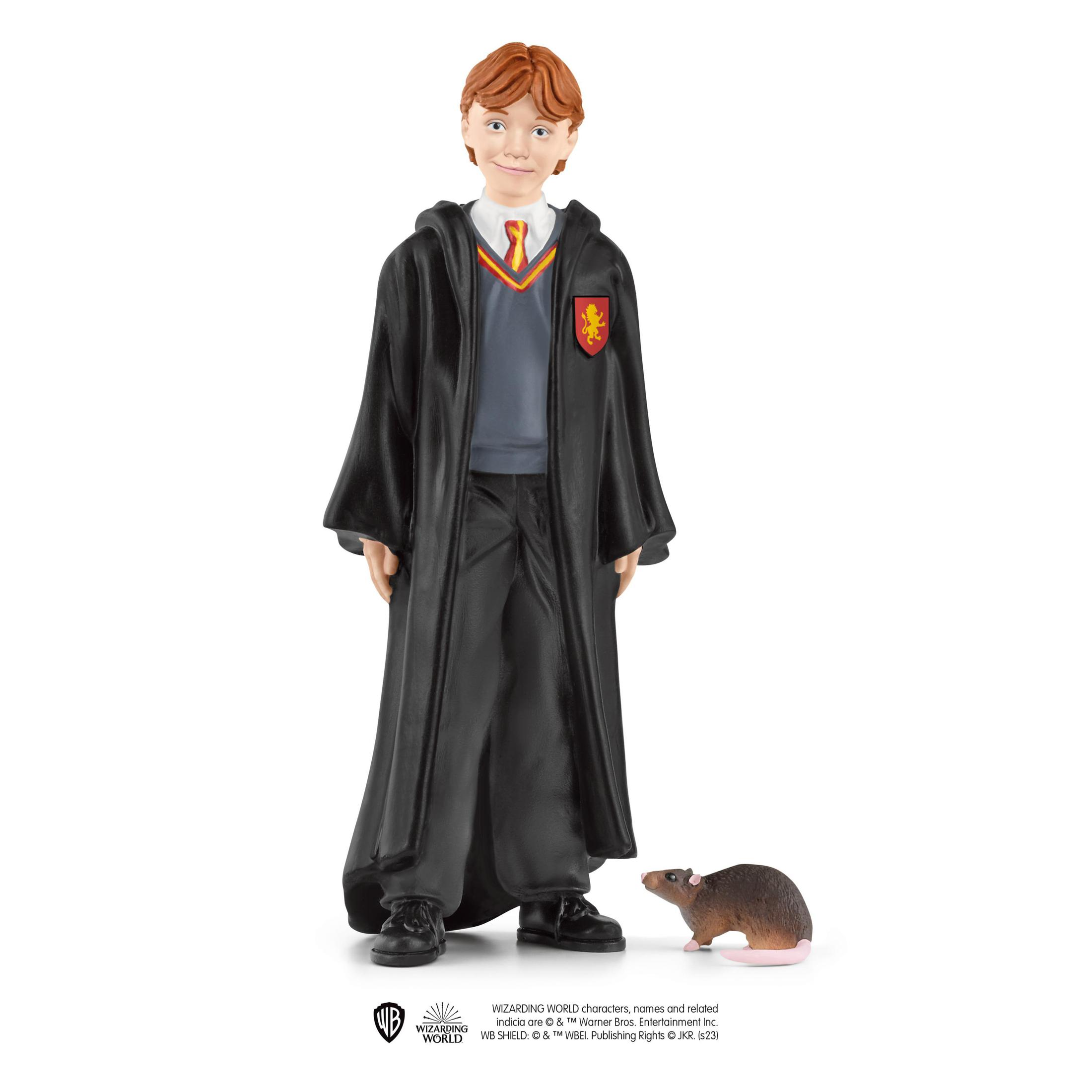 Figurka Rona Weasleya w czarnych szatach z szczurem. Białe tło.