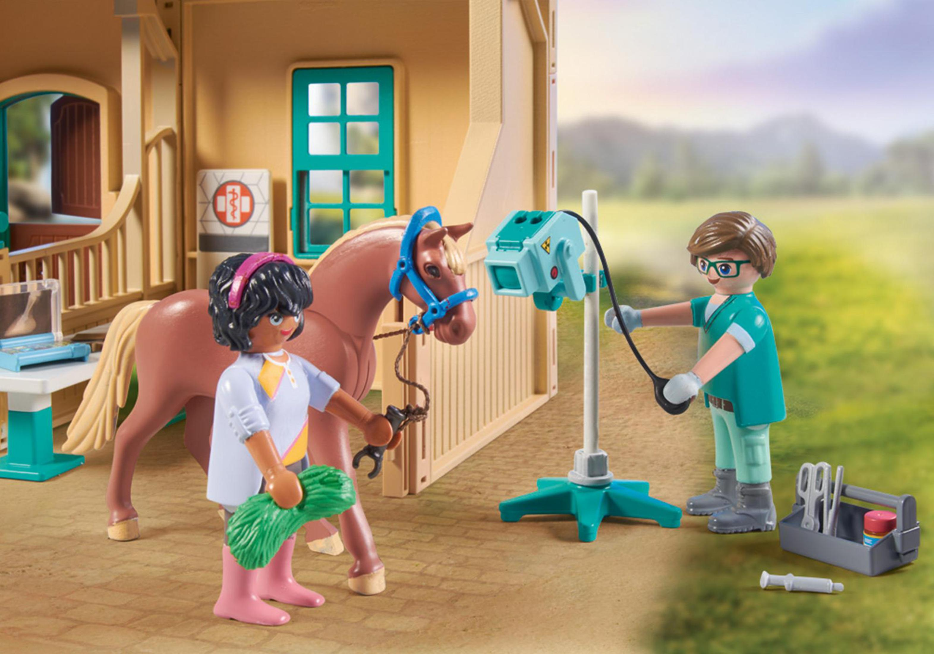 Due figure sono in una clinica veterinaria, una sta esaminando un cavallo. Strumenti medici sono sul tavolo.