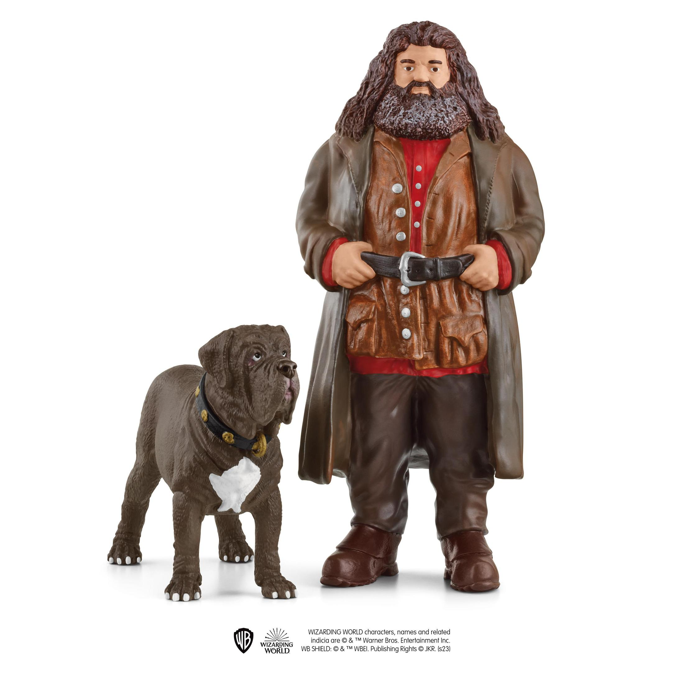 Rubeus Hagrid i figurka psa stoją razem. Hagrid ma na sobie brązowy płaszcz i trzyma pasek.