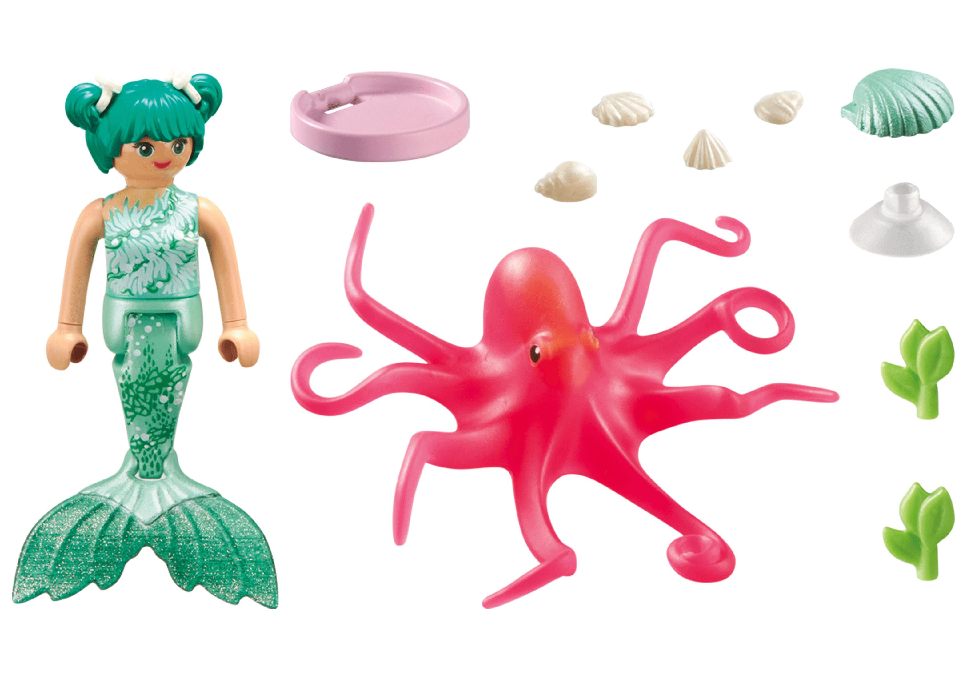 Eine Meerjungfrau-Figur und verschiedene Spielzeuge zum Thema Meer, darunter ein Oktopus, Muscheln und Pflanzen, sind angeordnet.