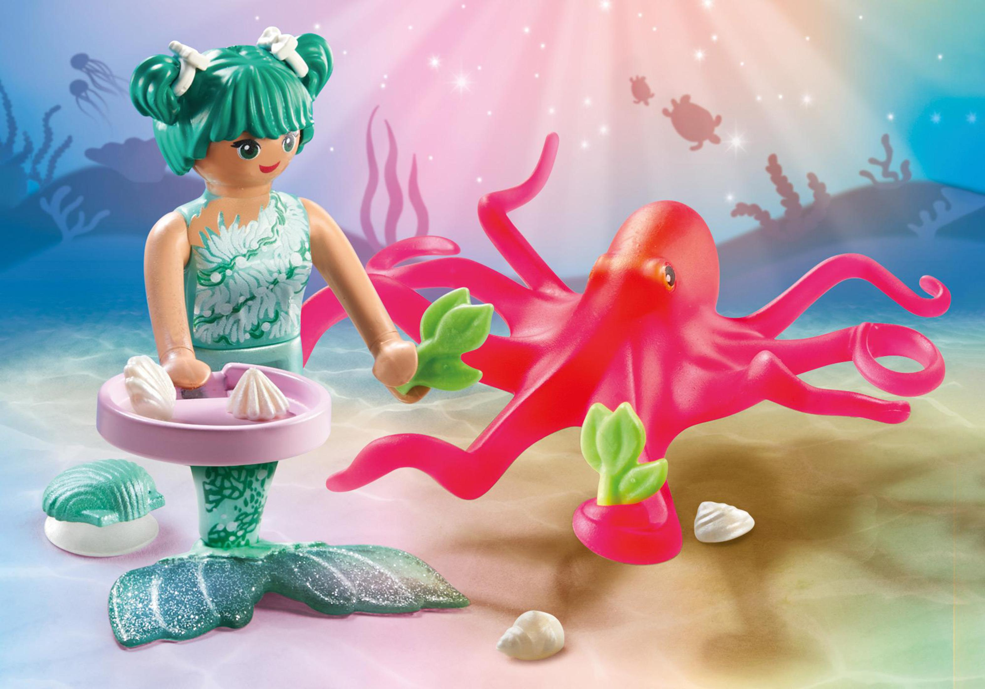 Eine Meerjungfrau-Figur mit einem Oktopus und Muscheln in einer aquatischen Umgebung.
