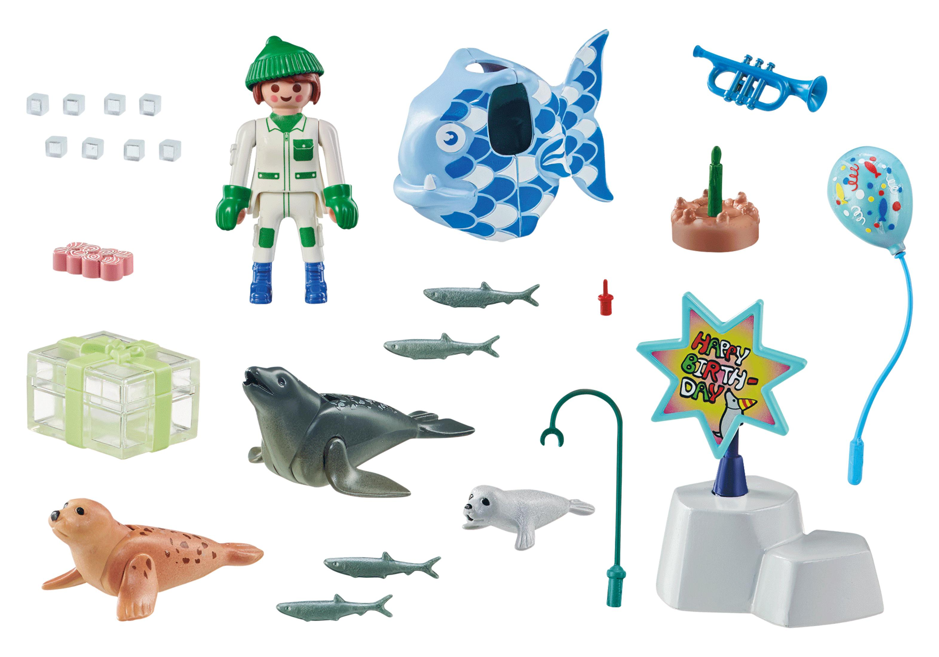 Playmobil-Set. Enthält einen Mann, Fisch, Seehund und Geburtstagsartikel. Weißer Hintergrund.