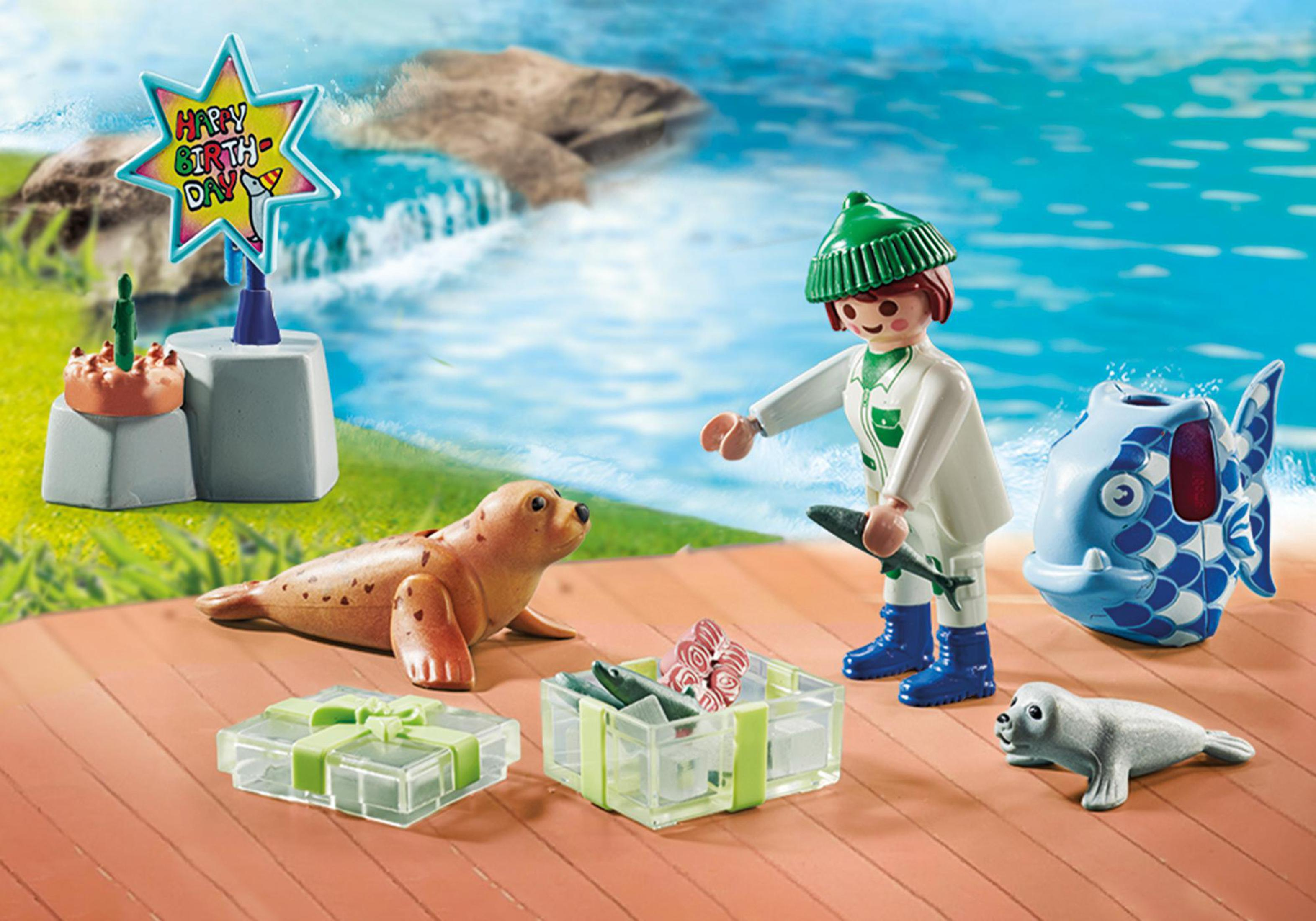 Playmobil-Set mit einer Person, einem Seehund, Fischen, einer Geburtstagstorte und anderen Gegenständen.