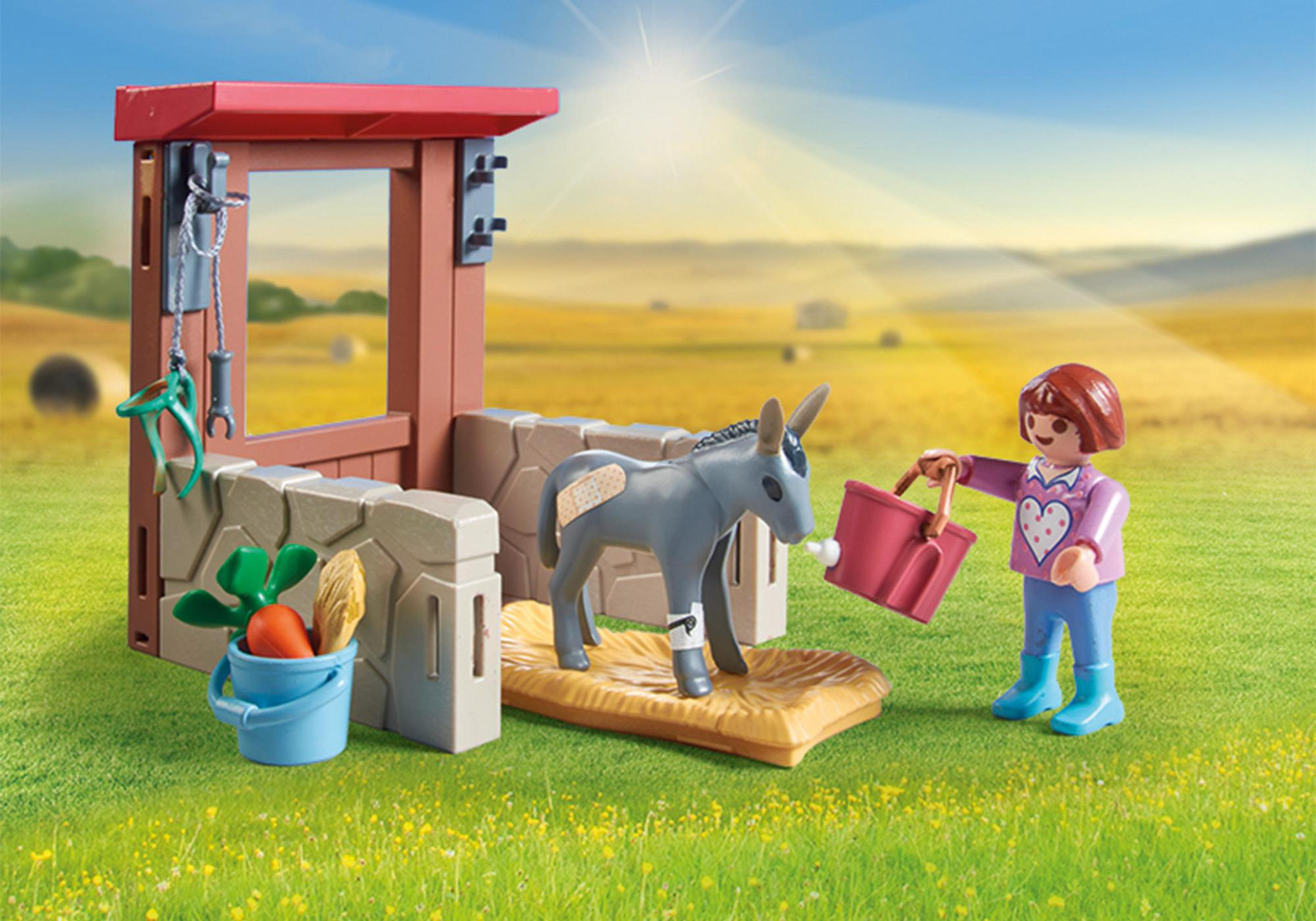 Scena della fattoria Playmobil: asino, stalla, carote e una ragazza con un secchio.