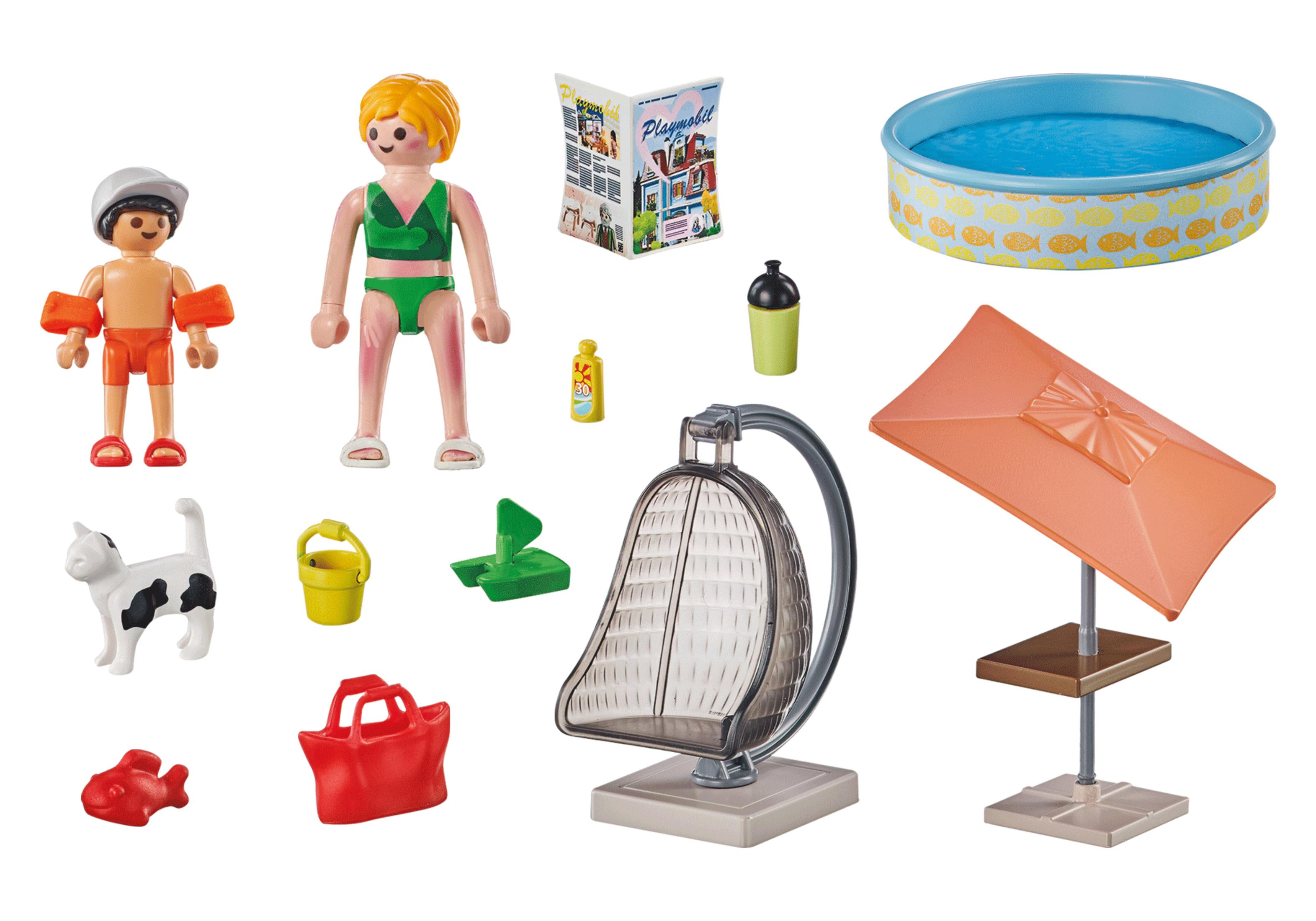 Playmobil strandscène: twee figuren, accessoires waaronder een zwembad, parasol, kat, tas en speelgoed.