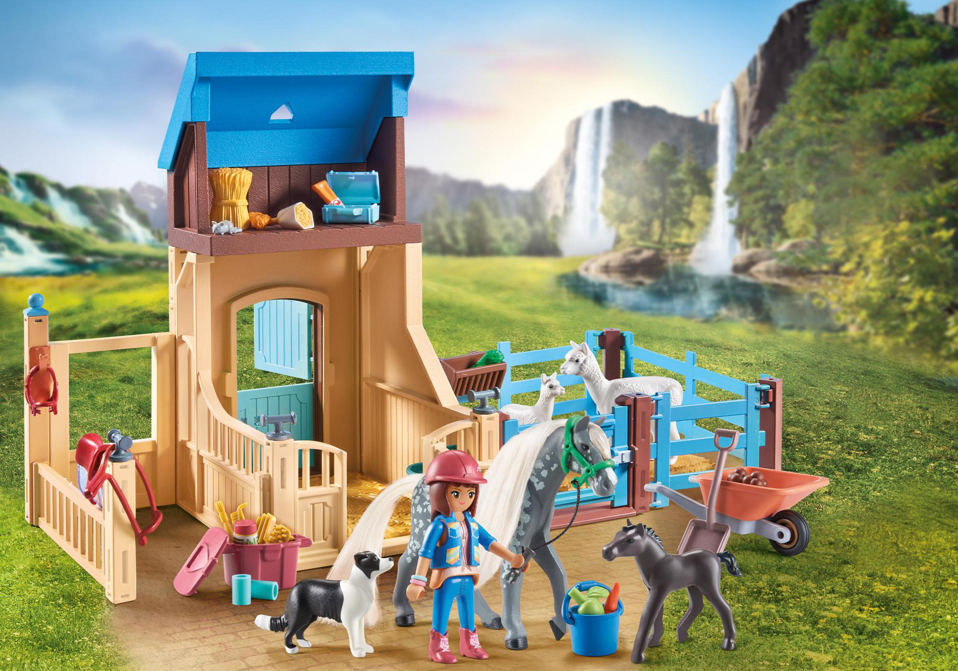 Playmobil-Pferdestall-Szene mit Figuren, Pferden und Landschaft mit Wasserfall.
