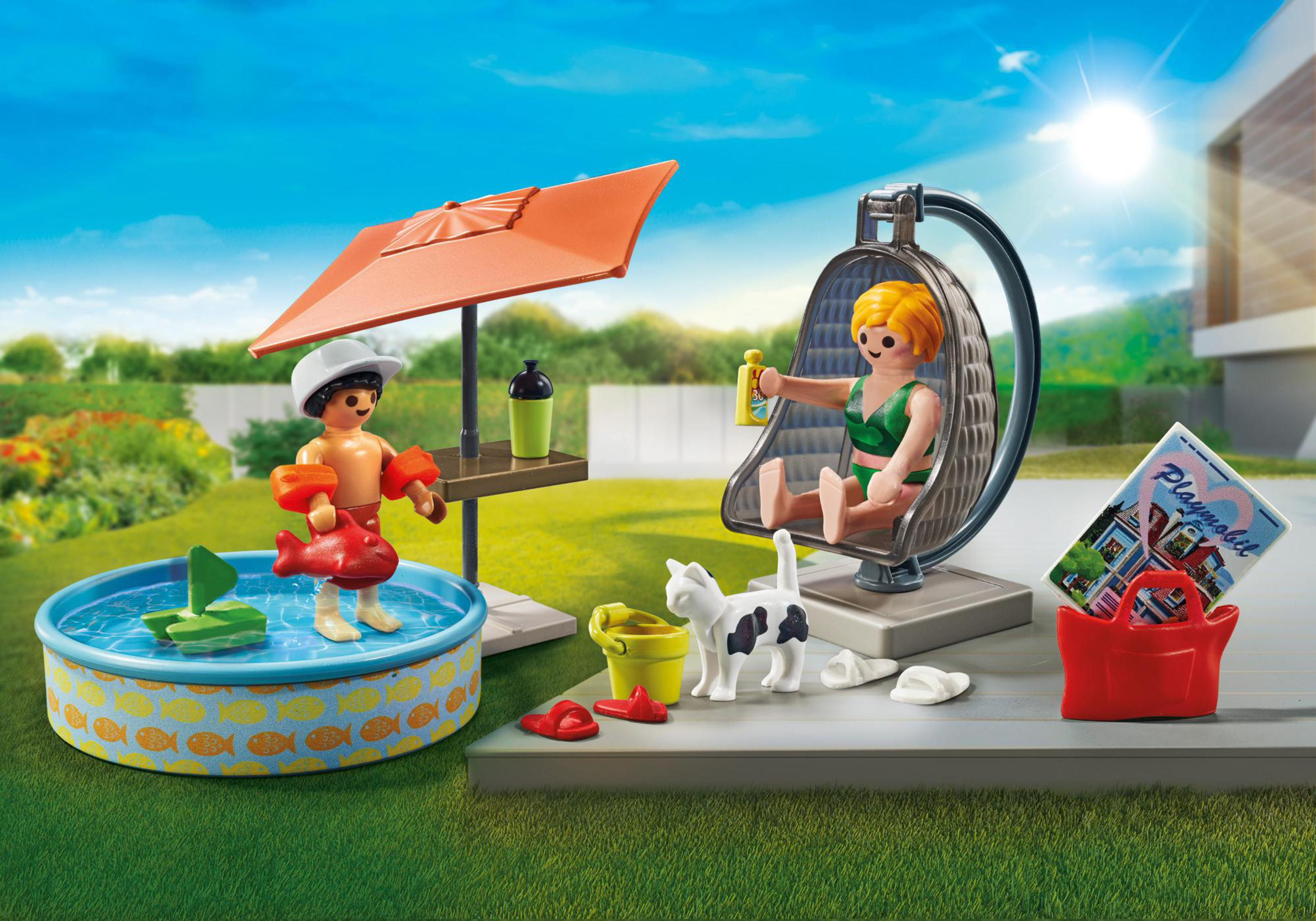 Playmobil-scène: twee mensen bij een zwembad. Eén in een stoel, een ander in het zwembad met een speelgoedvis.