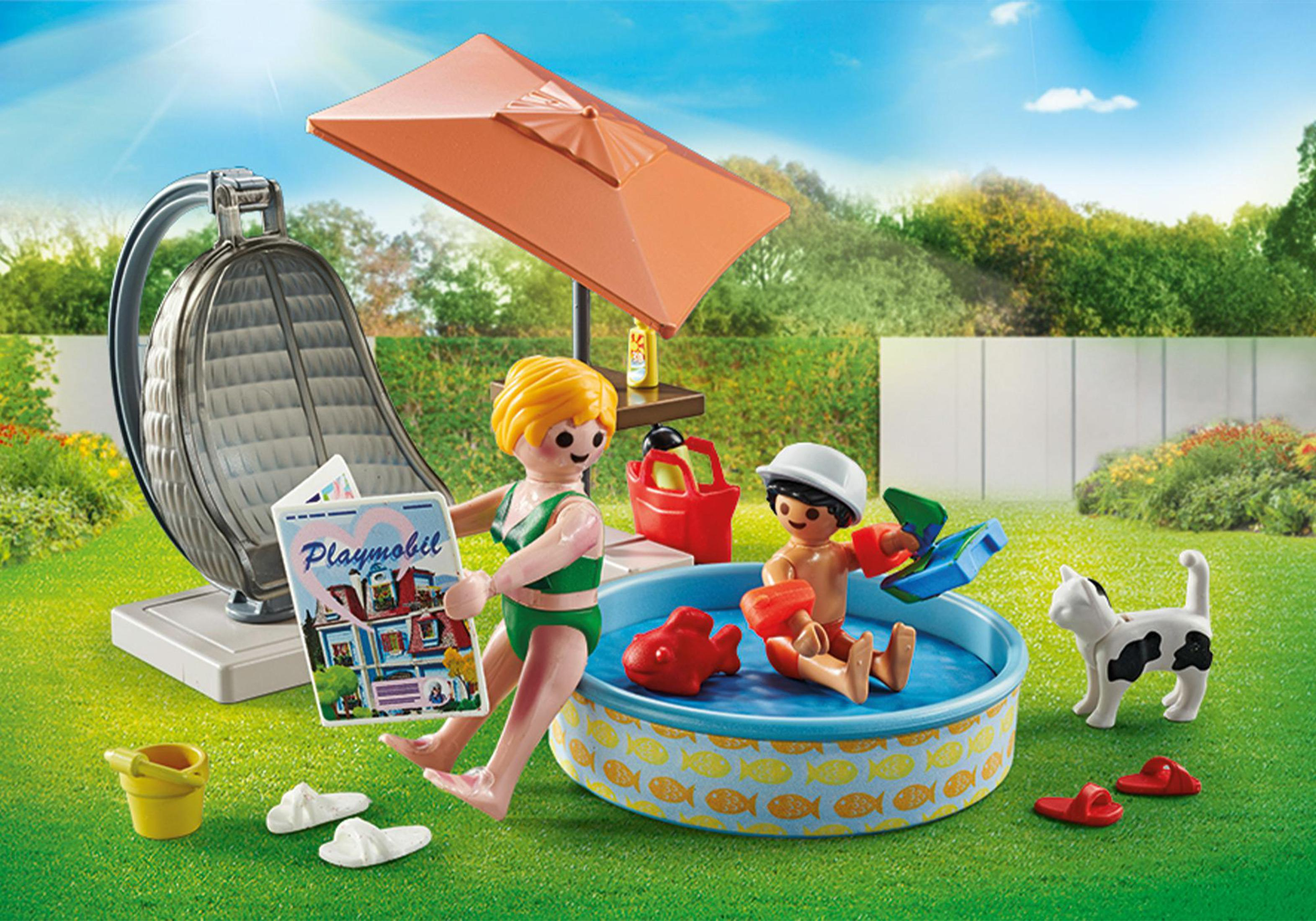 Playmobil-scène: Een vrouw met een tijdschrift en een kind in een zwembad, speelgoed en een schommelstoel.