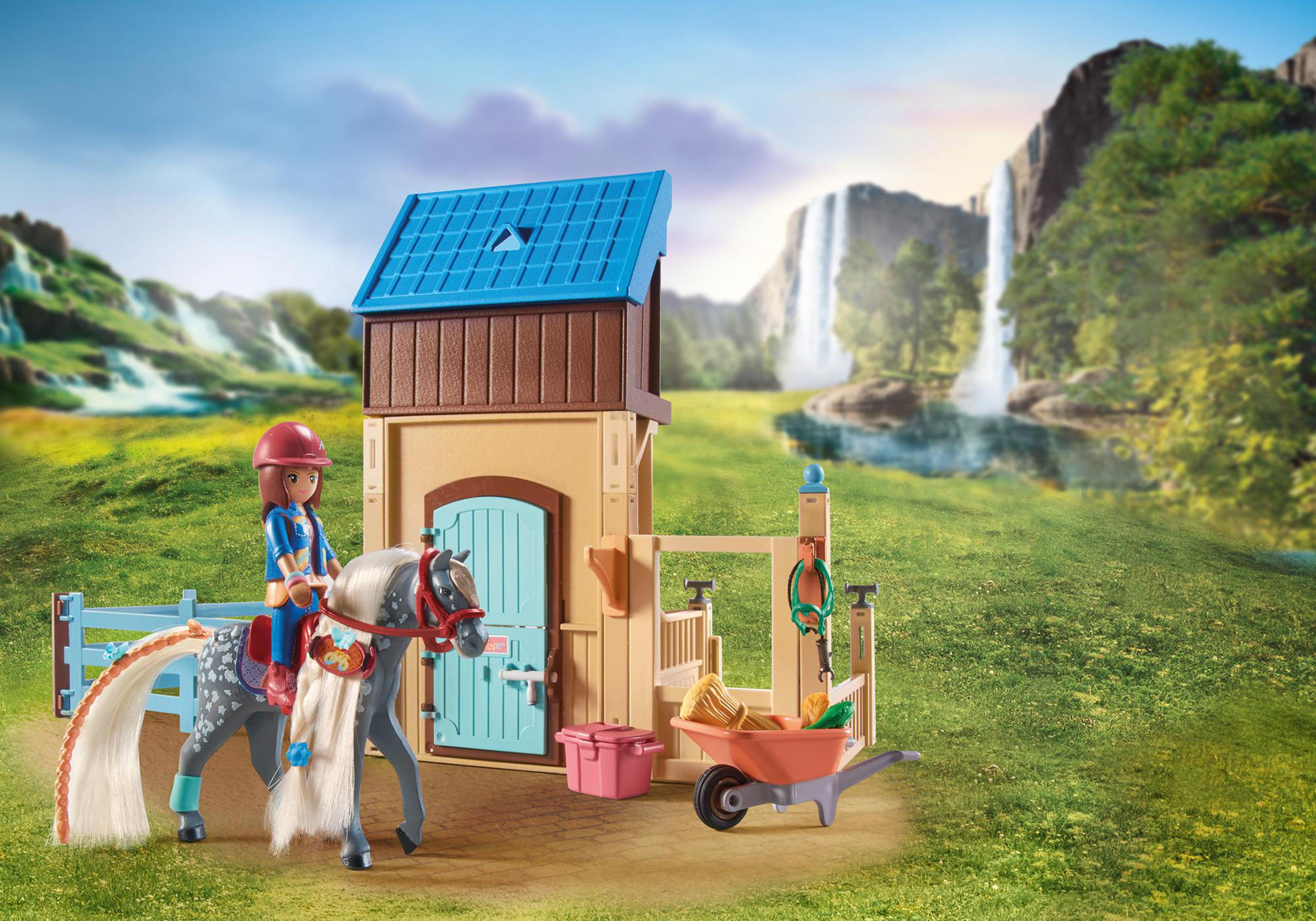 Pferdestall-Spielset. Mädchen auf einem Pferd. Grünes Feld und Wasserfall im Hintergrund.
