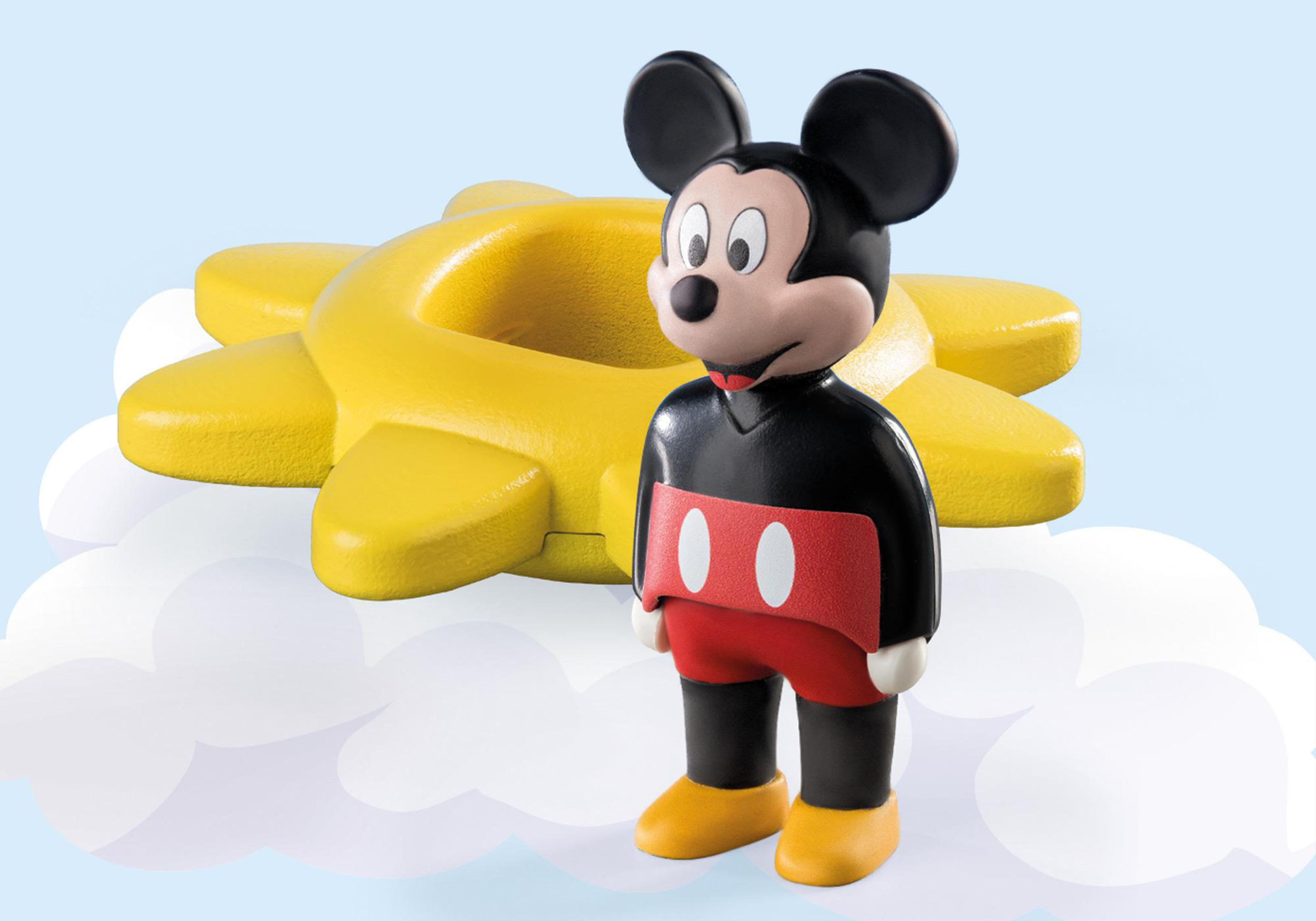 Figura de Mickey Mouse frente a una forma de sol amarilla, sobre un fondo de cielo azul nublado.
