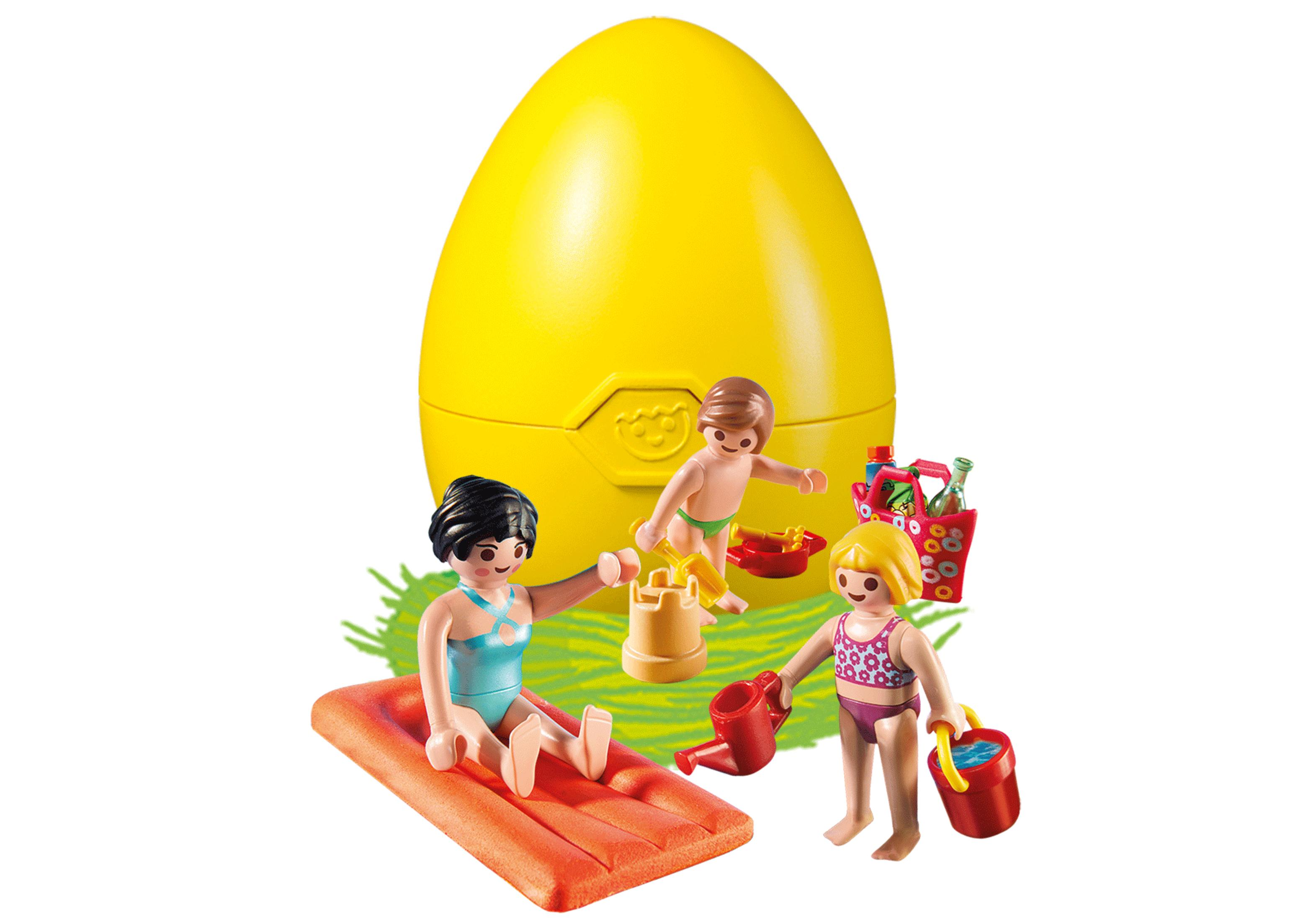Playmobil-Strandszene mit Figuren, einem gelben Ei und Strandzubehör.