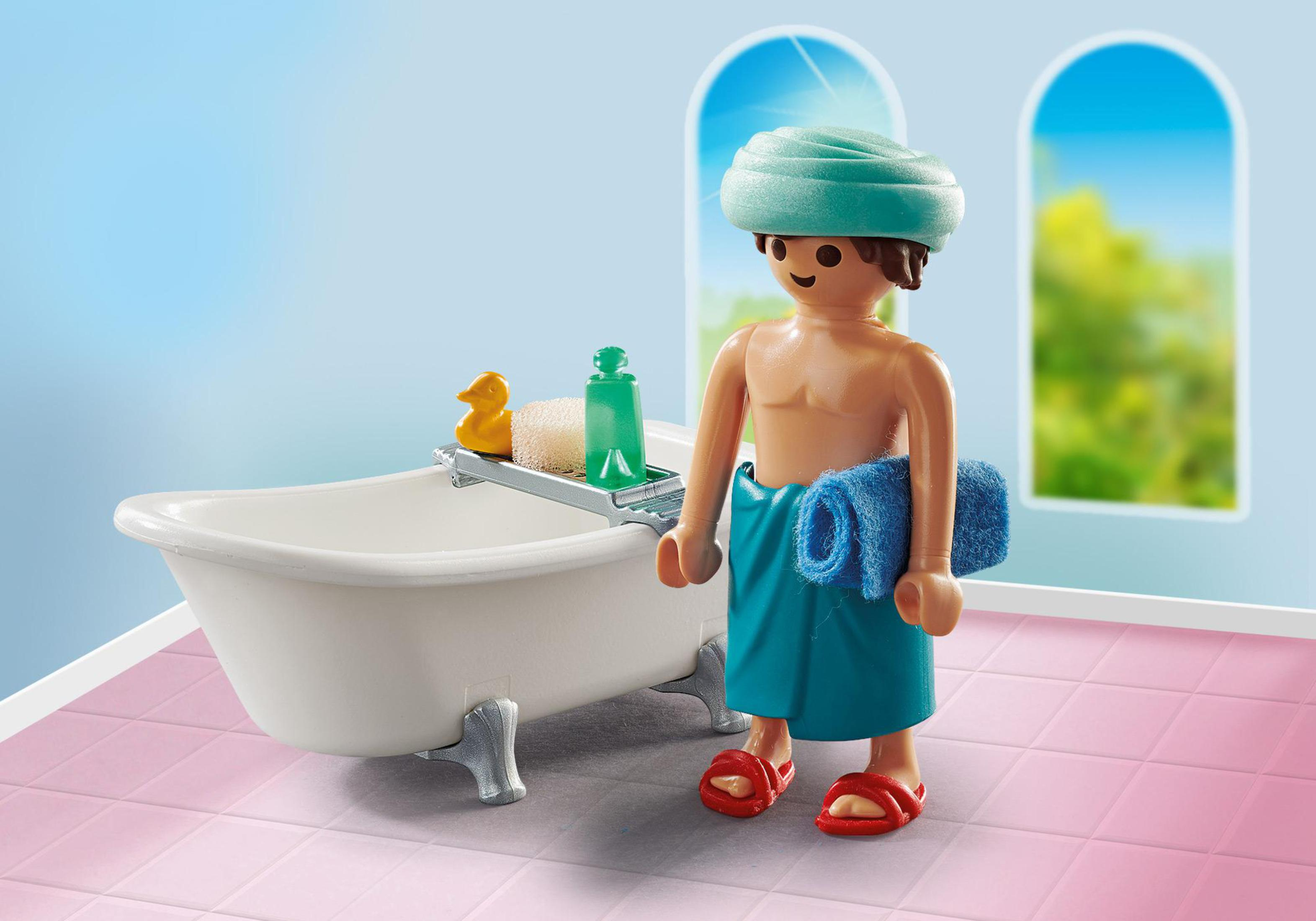 Eine Spielfigur im Badezimmer, mit Handtuch, Badewanne und Zubehör, vor hellblauem Hintergrund.